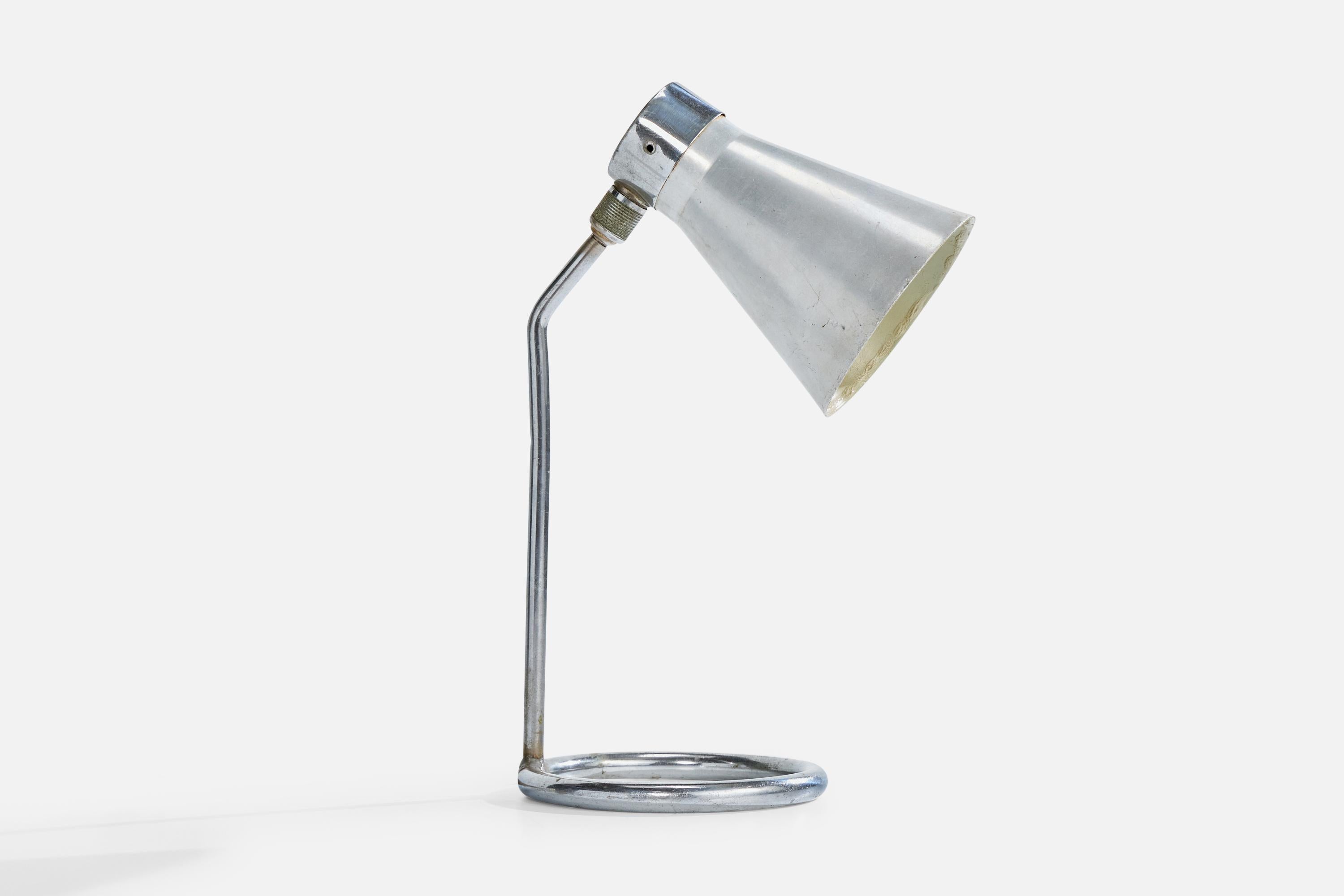 An adjustable metal table lamp designed and produced in Italy, c. 1950s.

Dimensions of Lamp (inches): 12.0