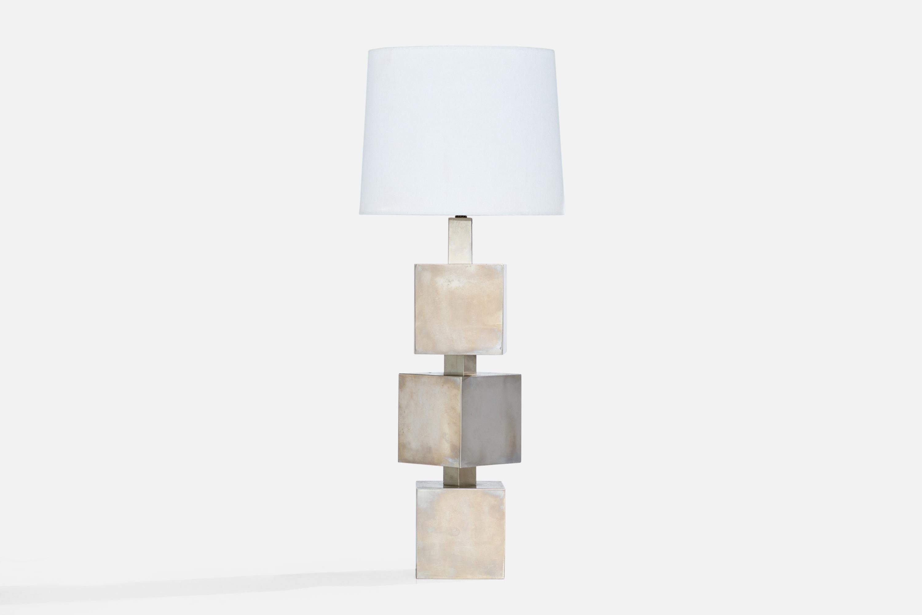 Eine große Tischlampe aus Metall, entworfen und hergestellt in Italien, ca. 1970er Jahre.

Abmessungen der Lampe (Zoll): 19,87