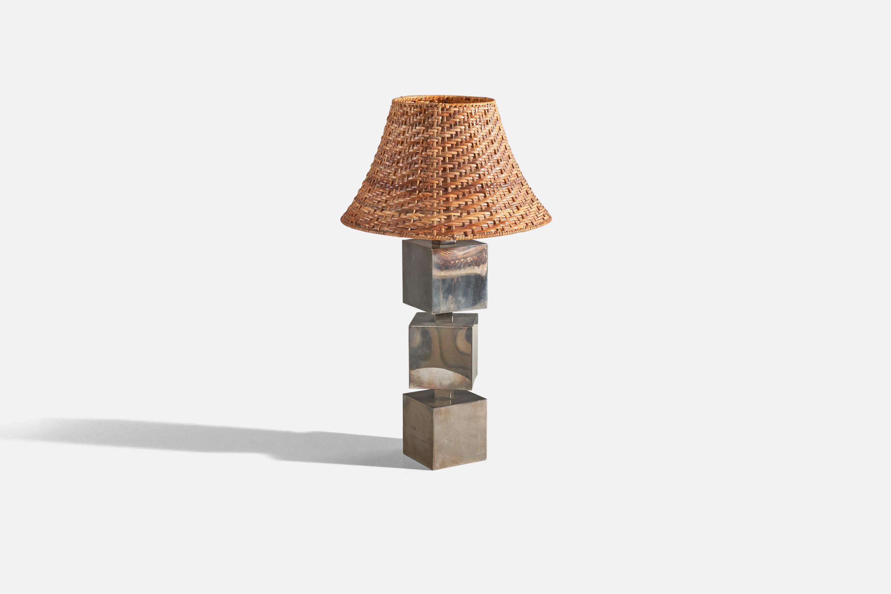 Lampe de table en métal et rotin conçue et produite en Italie, années 1960.

Vendu avec abat-jour. 
Dimensions de la lampe (pouces) : 19.87 x 6 x 6 (H x L x P)
Dimensions de l'abat-jour (pouces) : 7 x 14,25 x 9 (T x B x S)
Dimension de la lampe