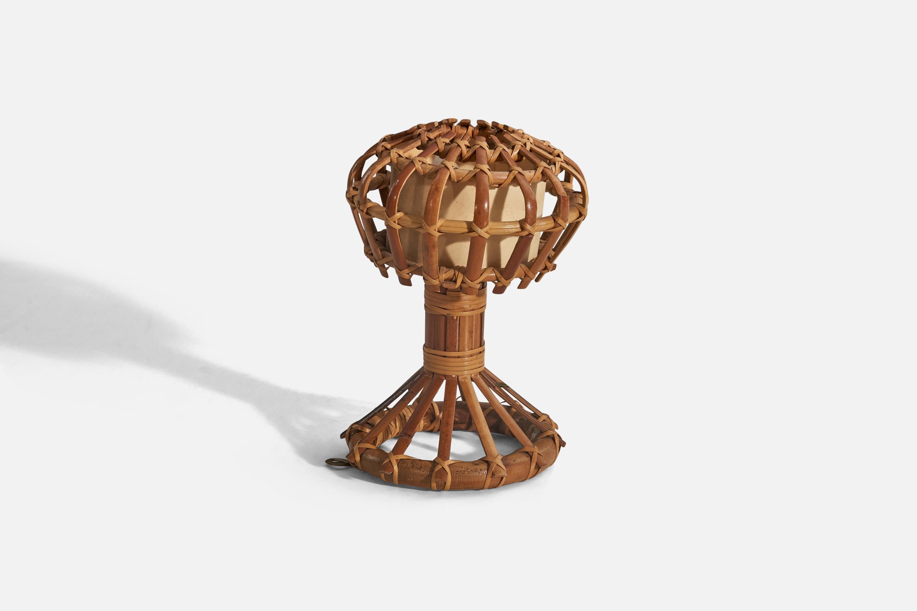 Eine Tischlampe aus Bambus und Rattan, entworfen und hergestellt in Italien, 1970er Jahre.

