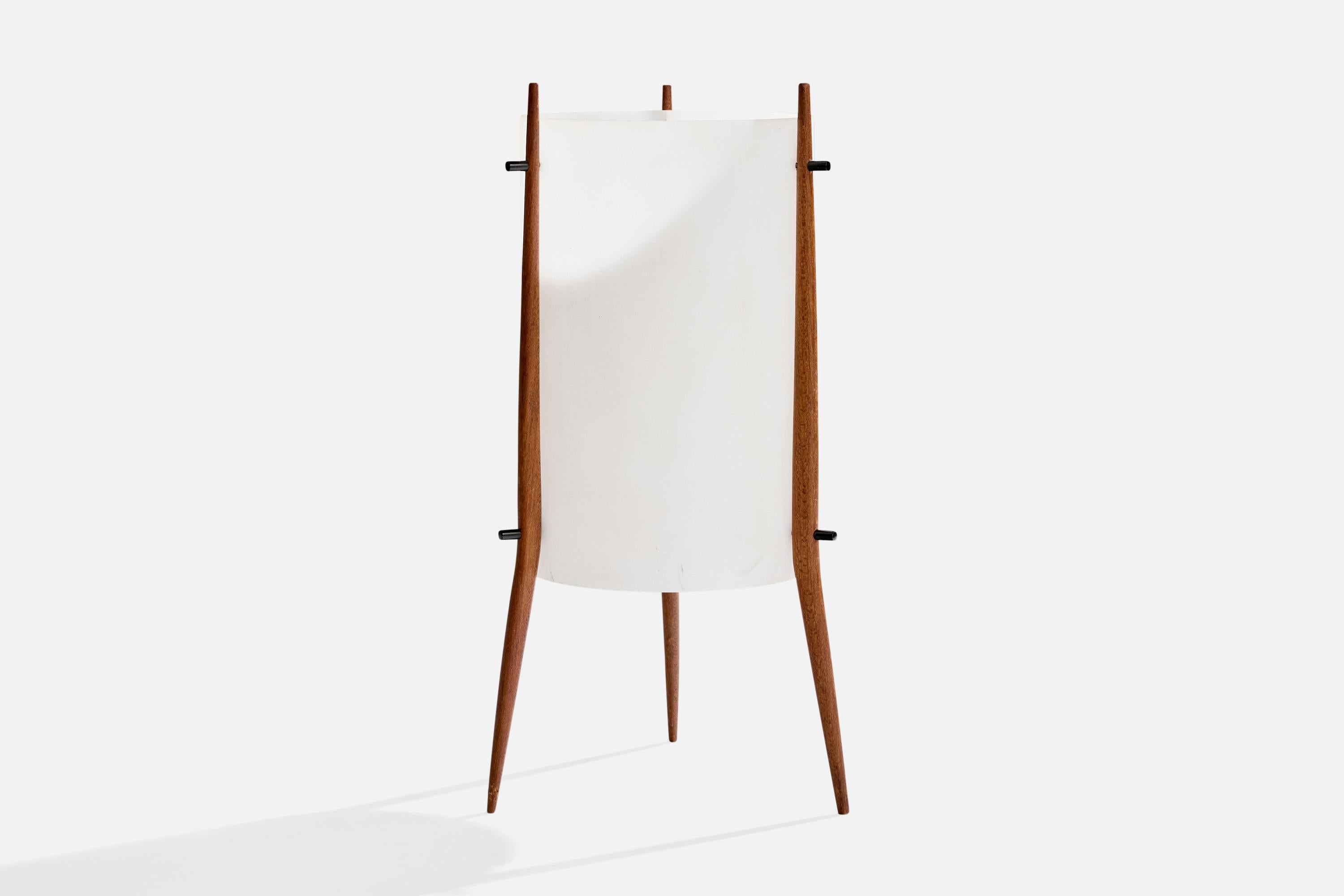 Lampe de table en teck, acrylique blanc et métal noir, conçue et produite en Italie, c. les années 1960.

Dimensions de la lampe (pouces) : 13.75 