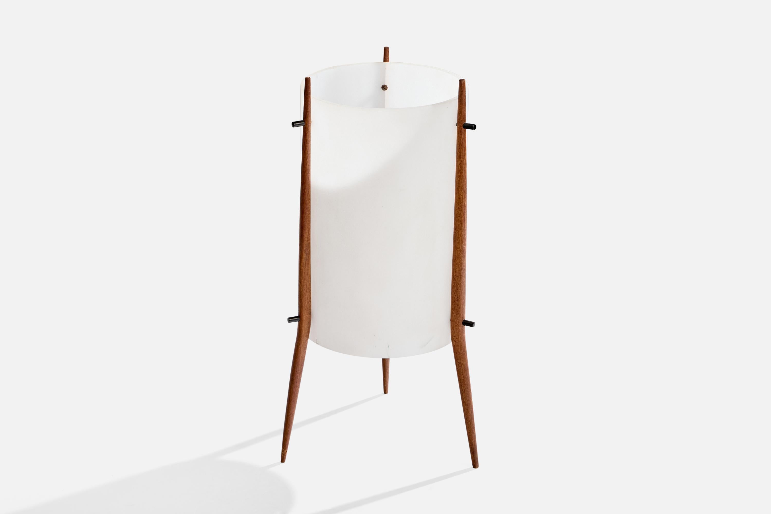 Mid-Century Modern Designer italien, lampe de table, teck, acrylique, métal, Italie, années 1960 en vente
