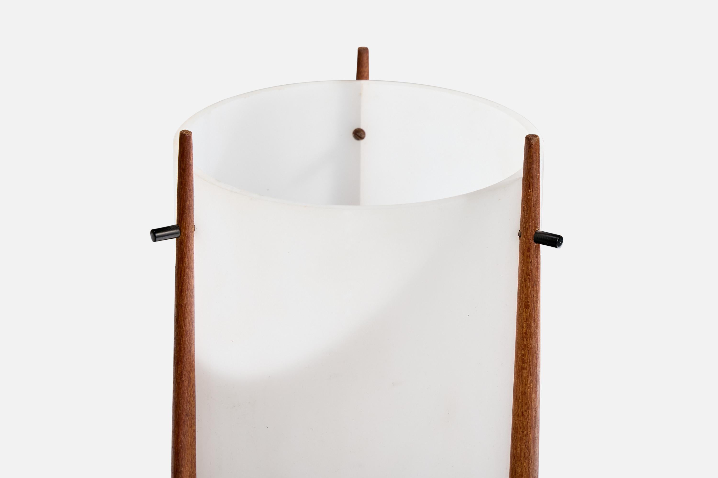 Designer italien, lampe de table, teck, acrylique, métal, Italie, années 1960 Bon état - En vente à High Point, NC