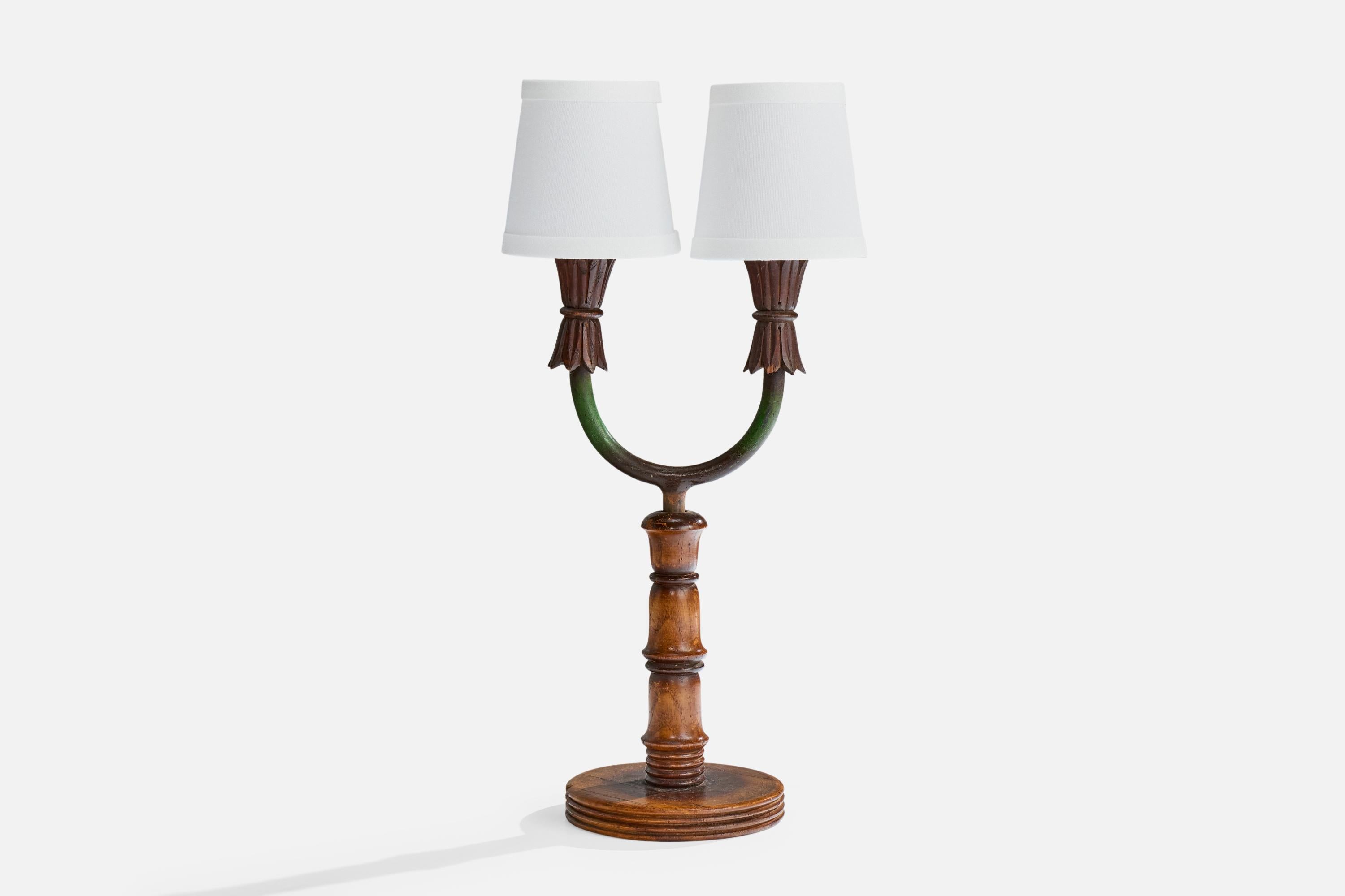 Lámpara de sobremesa de madera, hierro pintado de verde y tela blanca, diseñada y fabricada en Italia, c. 1940.

Desgaste propio de la edad y el uso

Dimensiones totales (pulgadas): 18 