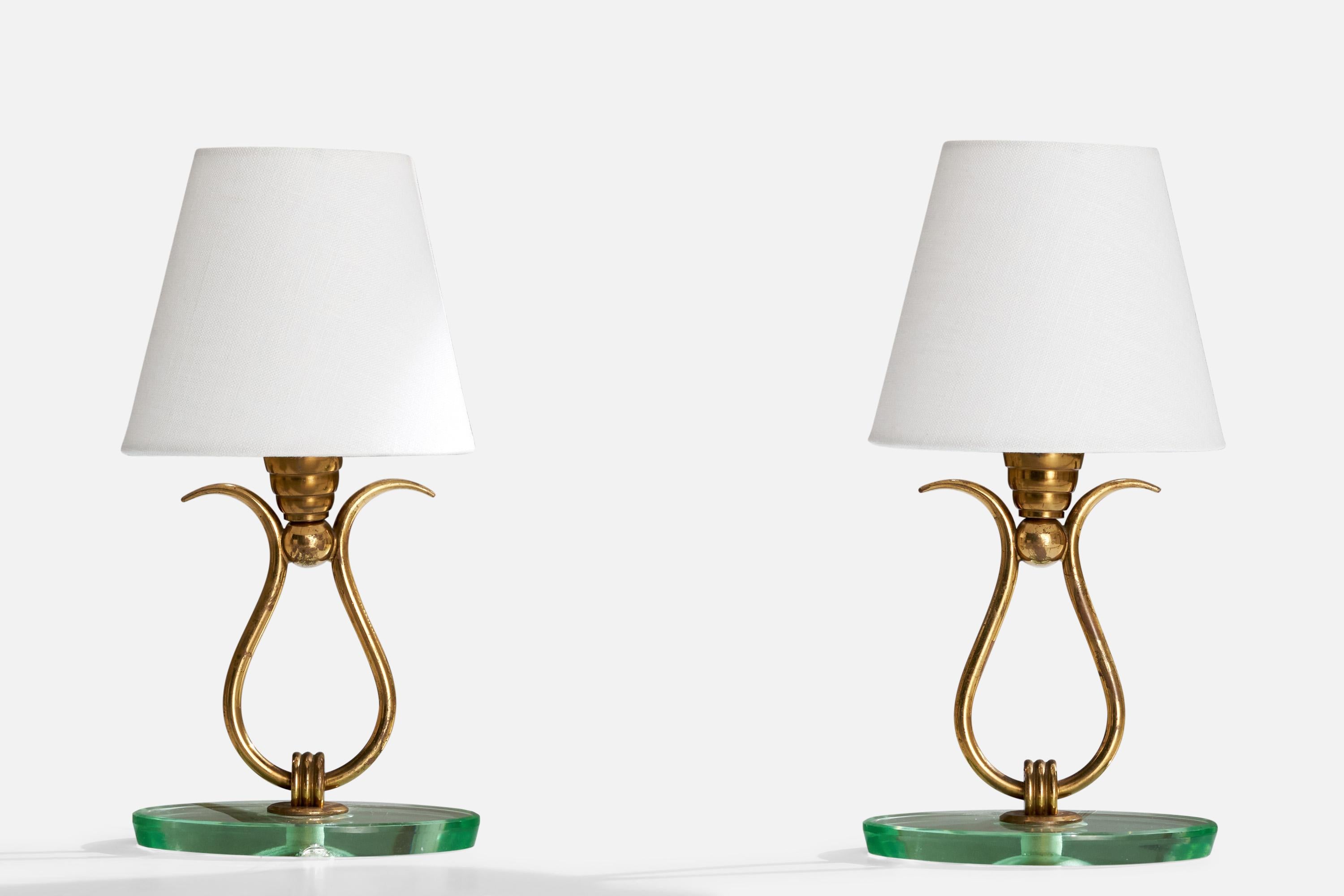 Ein Paar Tischlampen aus Messing, Glas und weißem Stoff, entworfen und hergestellt in Italien, ca. 1940er Jahre.

Abmessungen der Lampe (Zoll): 5