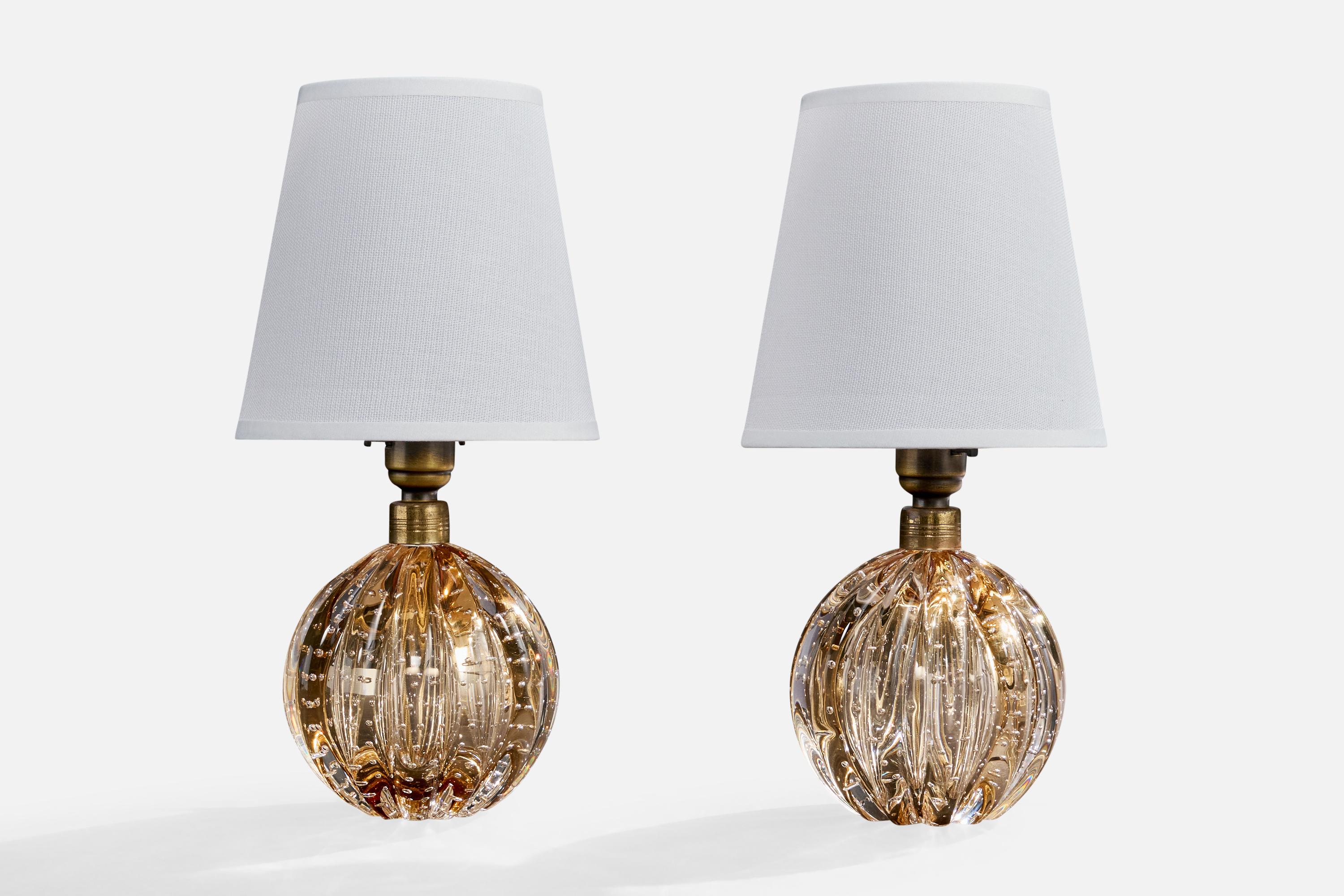 Paire de lampes de table en verre de Murano, laiton et tissu blanc, conçues et produites en Italie, C.I.C.

Dimensions de la lampe avec abat-jour (pouces) : 11.5 