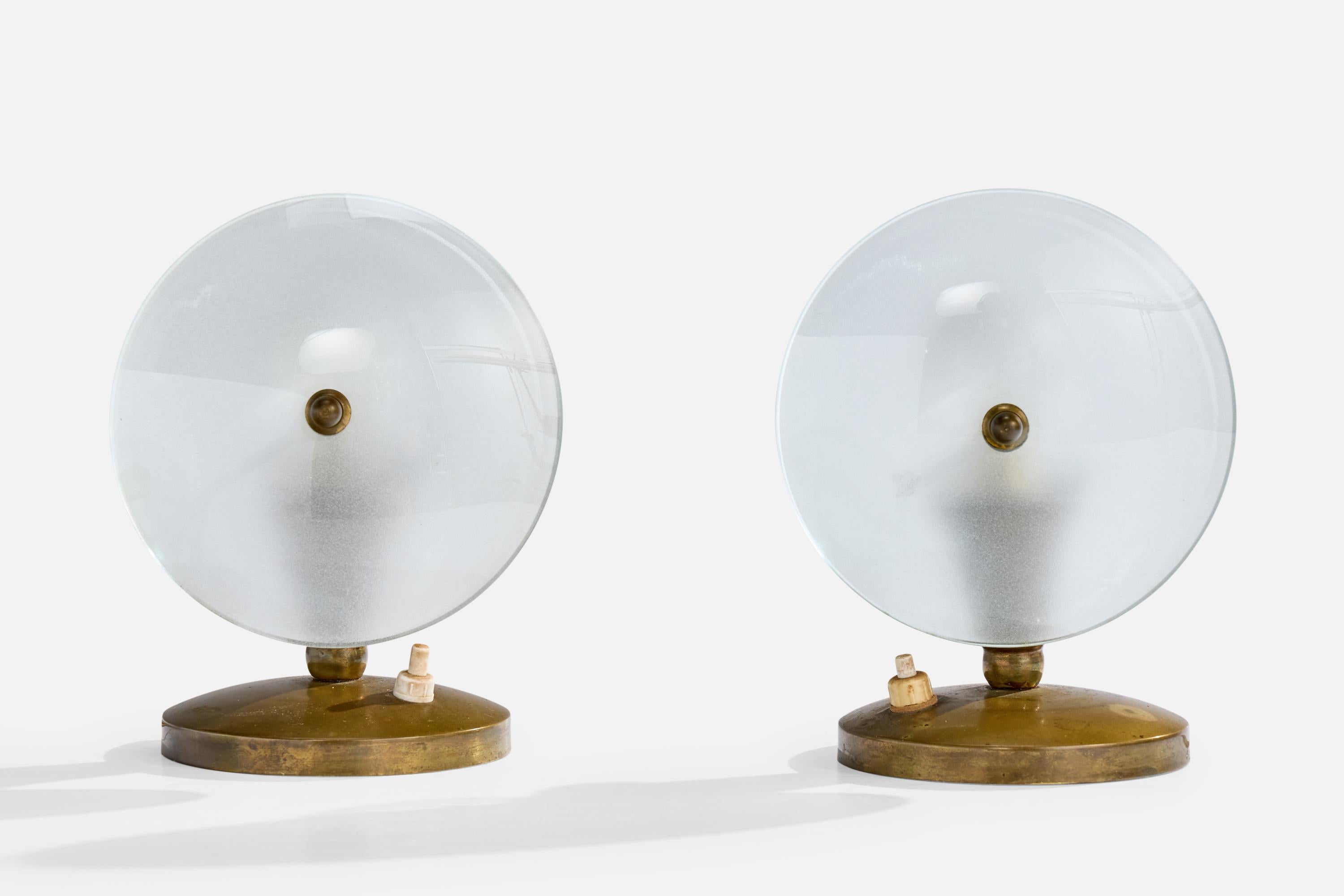 Paire de lampes de table en laiton et verre opalin conçues et produites en Italie, C.C. 1940.

La base et les douilles en laiton présentent une oxydation modérée.

Dimensions de la lampe (pouces) : 7.25 