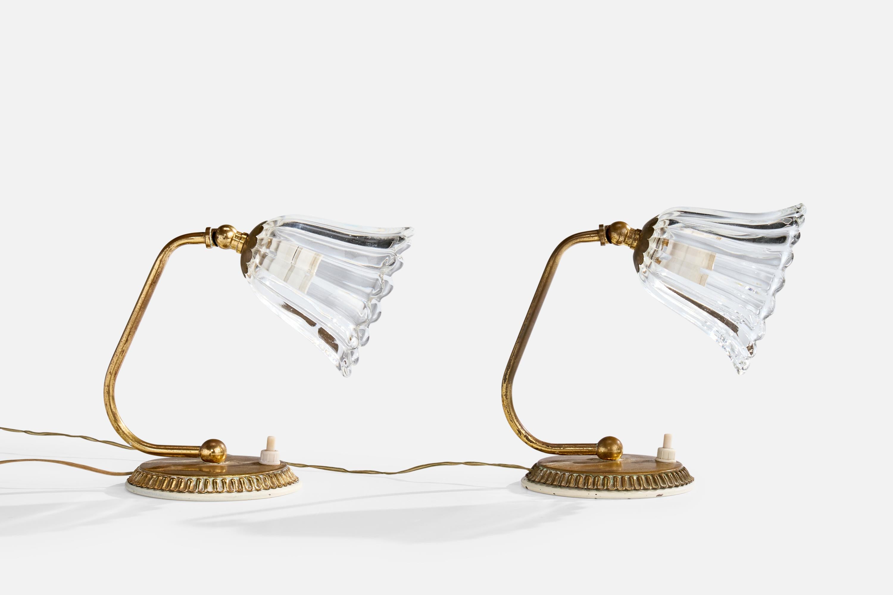 Paire de lampes de table réglables en laiton et en verre Murano, conçues et produites en Italie, C.I.C., années 1940.

La base et les cols en laiton présentent une légère oxydation.

Dimensions de la lampe (pouces) : 6.8 