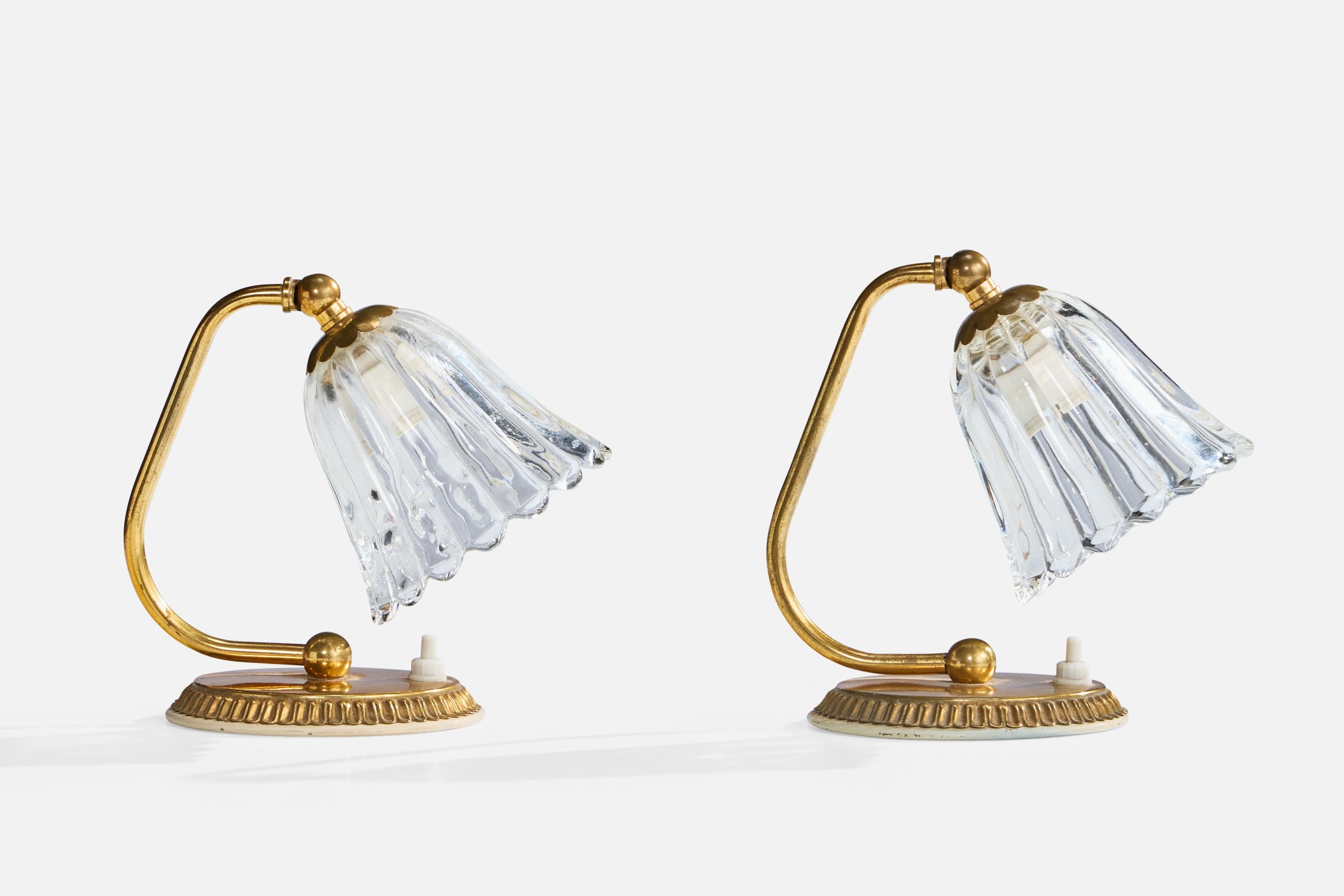 A pair of adjustable brass and Murano-glass table lamps designed and produced in Italy, c. 1950s.

Dimensions of Lamp (inches): 6.25