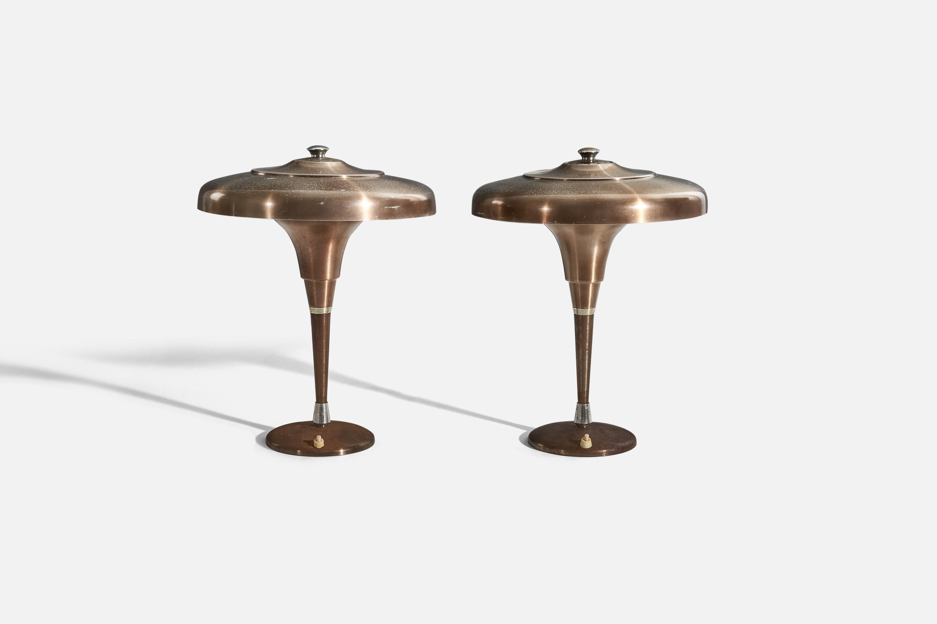 Une paire de lampes de table en laiton conçues et produites en Italie, vers les années 1940.