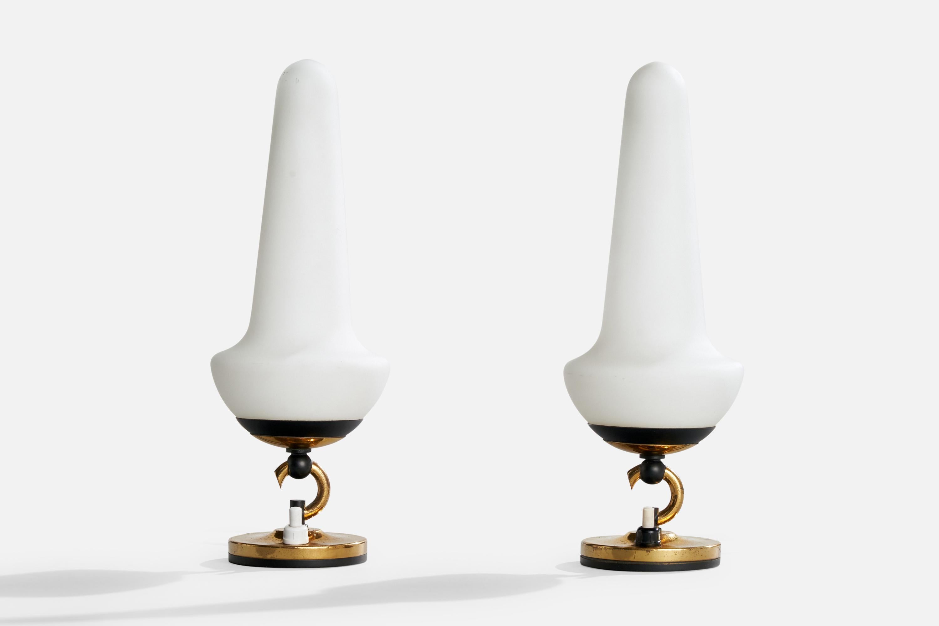 Paire de lampes de table en laiton, métal laqué noir et verre opalin blanc, conçues et produites en Italie, C.I.C.

Dimensions de la lampe avec abat-jour (pouces) : 10.8