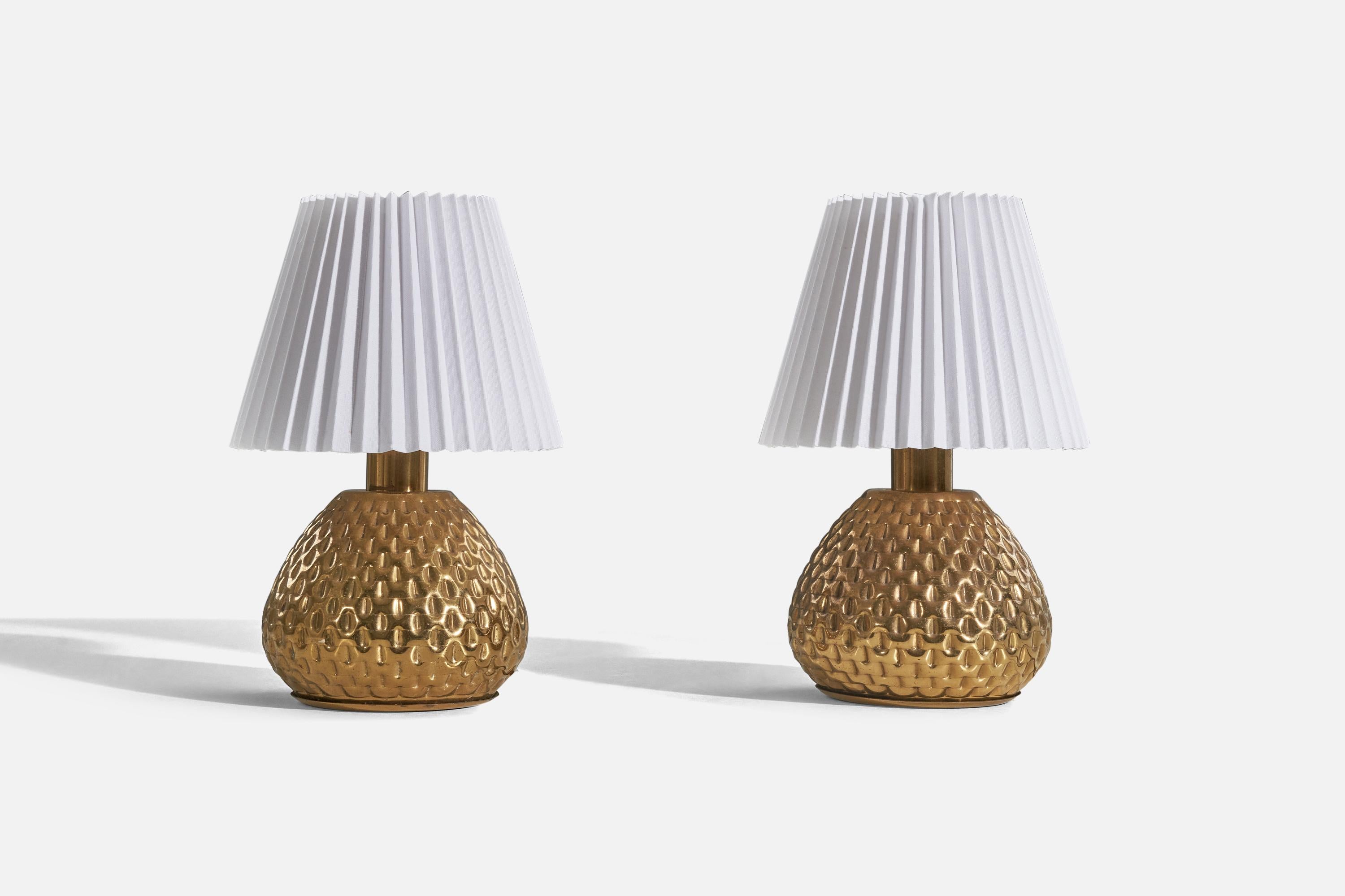 A pair of brass and paper table lamps designed and produced in Italy, 1970s.

Sold with lampshades. 
Dimensions of Lamp (inches) : 9.37 x 7.68 x 7.68 (H x W x D)
Dimensions of Shade (inches) : 5.5 x 9.37 x 7.31 (T x B x S)
Dimension of Lamp