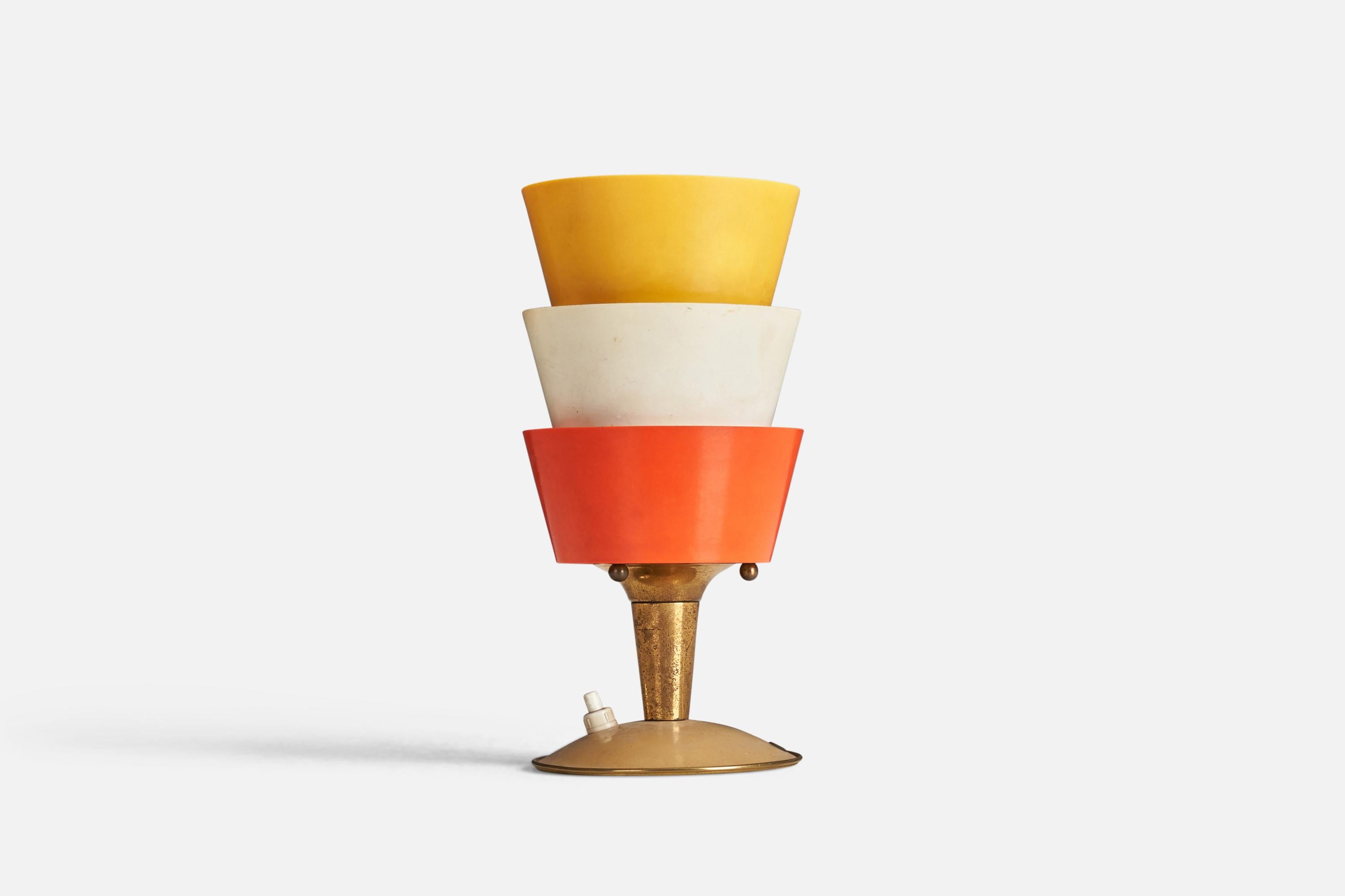 Paire de lampes de table en laiton et en acrylique rouge, blanc et jaune, conçues et produites par un designer italien, Italie, années 1950.

Les douilles acceptent les ampoules E-14.

Il n'y a pas de puissance maximale indiquée sur les luminaires.