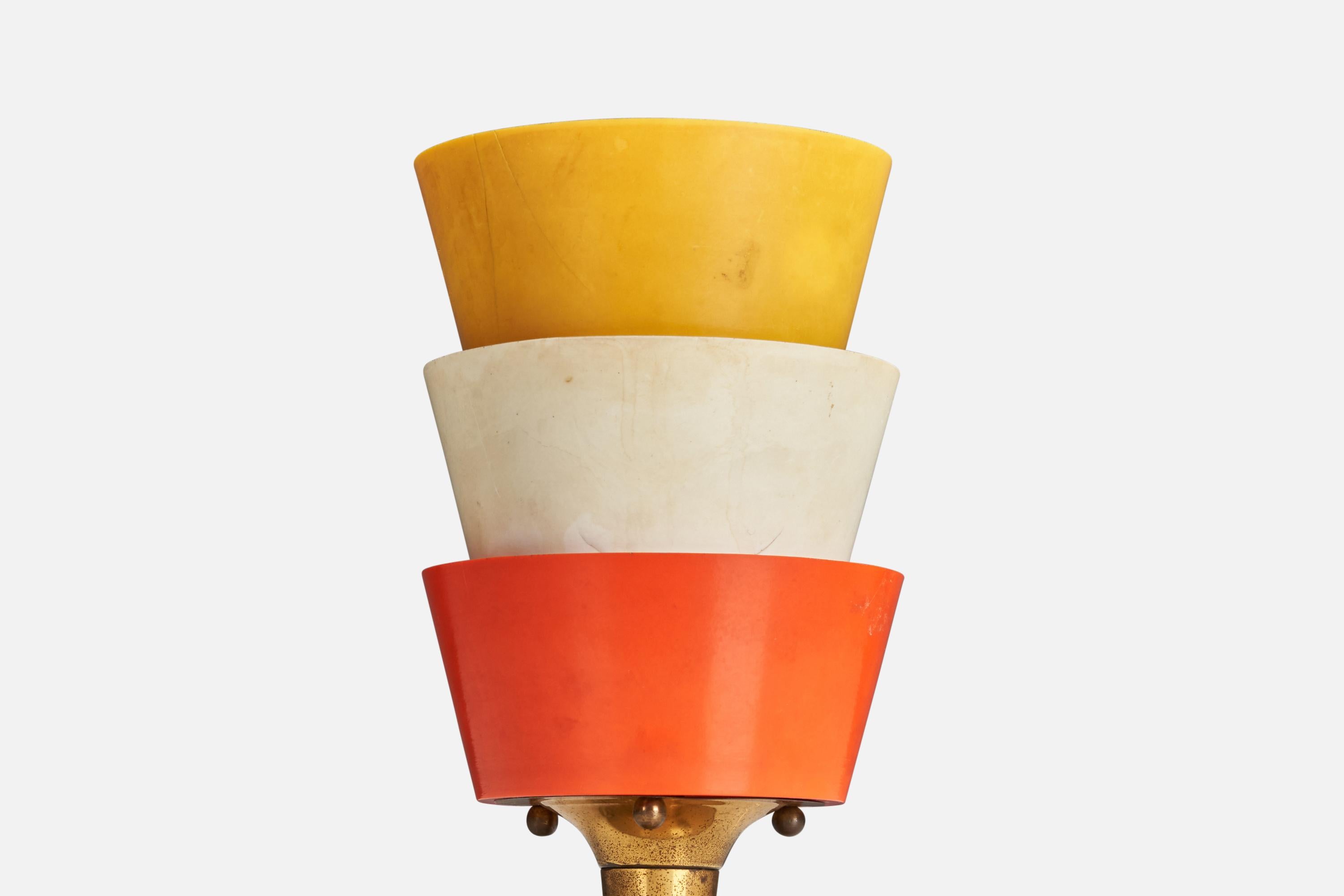 Créateur italien, lampes de bureau, laiton, acrylique jaune, blanc et rouge, Italie, années 1950 Bon état - En vente à High Point, NC