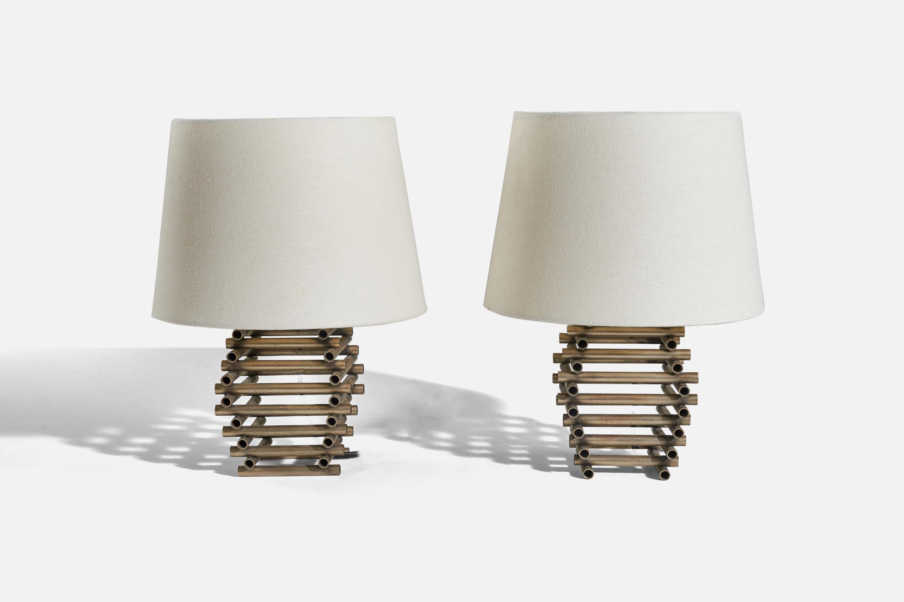 Paire de lampes de table en métal conçues et produites en Italie, C.C..

Vendu sans abat-jour. 
Dimensions de la lampe (pouces) : 9,37 x 5 x 5 (H x L x P)
Dimensions de l'abat-jour (pouces) : 8 x 10 x 7,12 (T x B x S)
Dimensions de la lampe