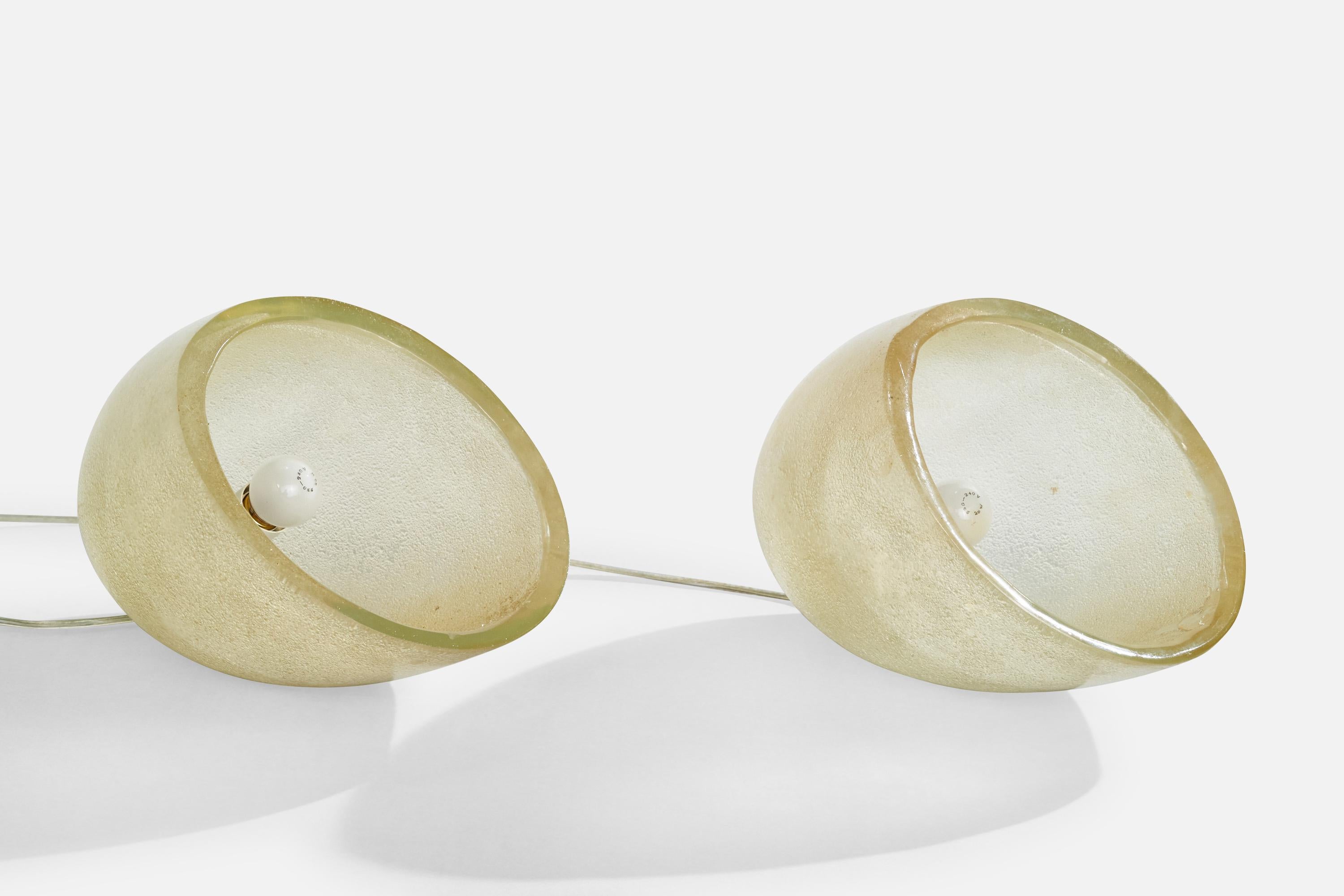 Coppia di lampade da tavolo in resina progettate e prodotte in Italia, anni '70 circa.

Dimensioni della lampada con paralume (pollici): H. H. x W. x D.

Specifiche della lampadina: E-26 

Numero di prese (per apparecchio): 1

Venduto con