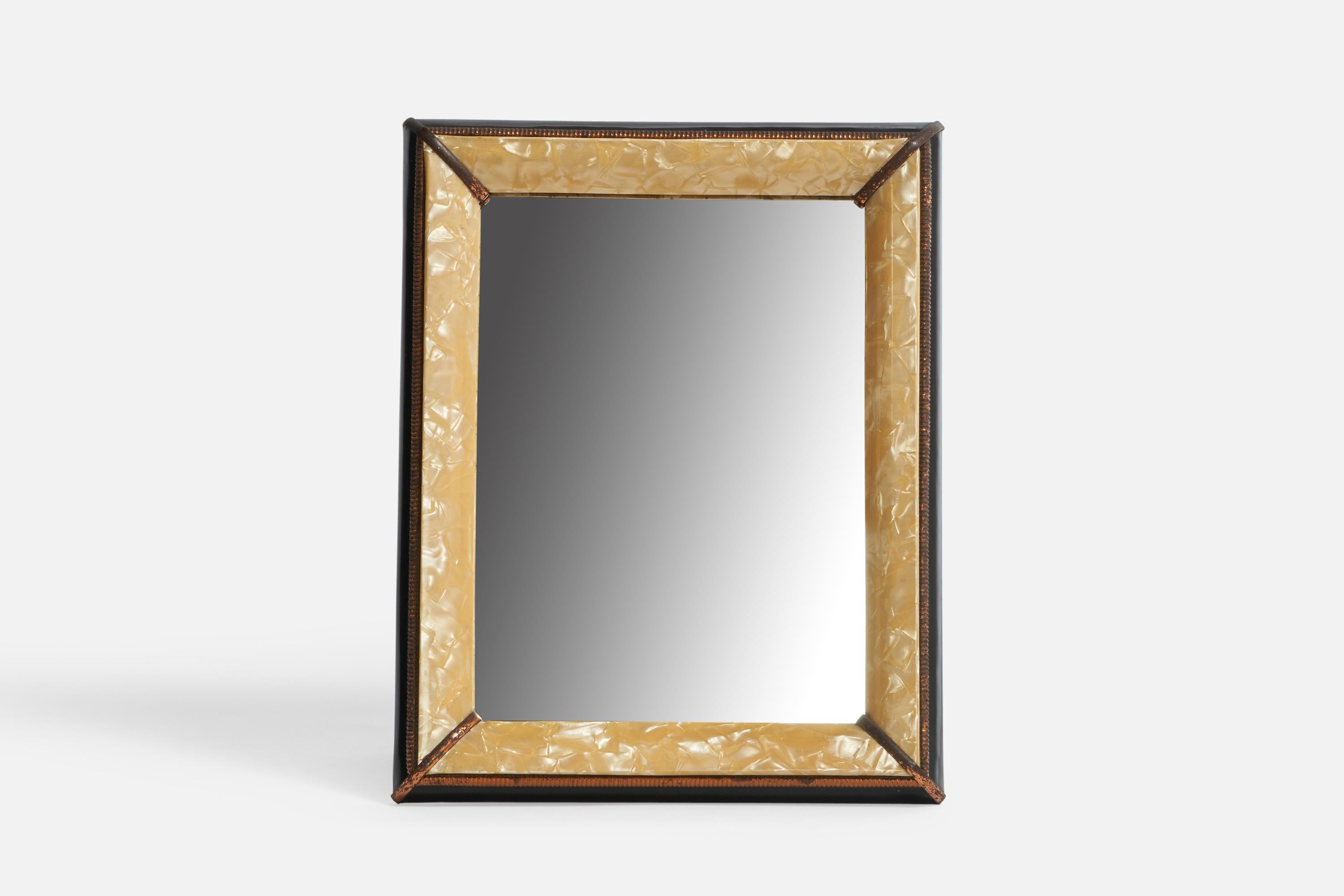 Miroir de table en imitation de cuivre et de nacre, conçu et produit en Italie, années 1940.