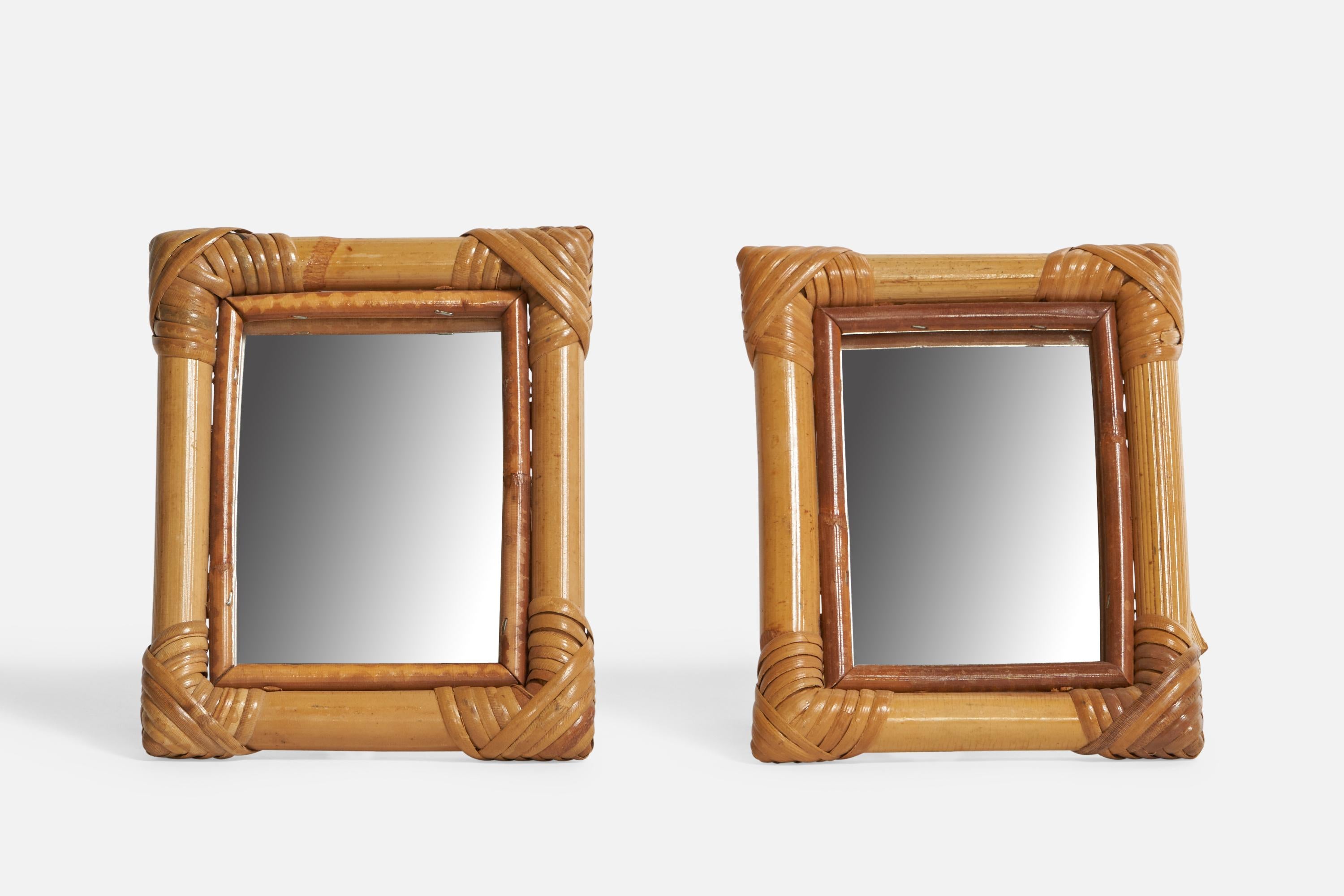 Paire de miroirs de table en bambou et rotin conçus et produits en Italie, années 1970.