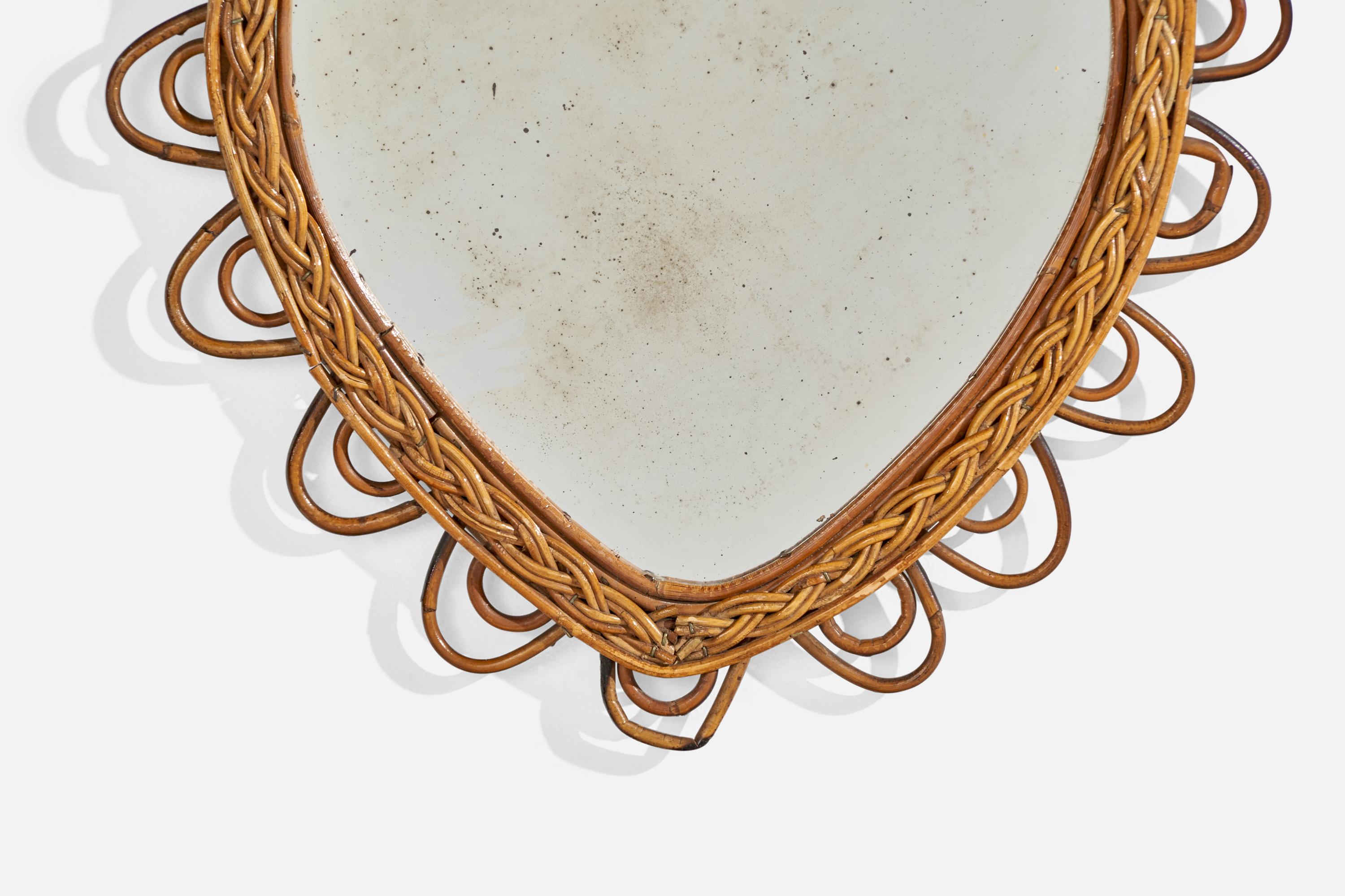 Milieu du XXe siècle Designer italien, miroir mural en forme de larme, Wood, miroir, Italie, c.C. 1950s en vente