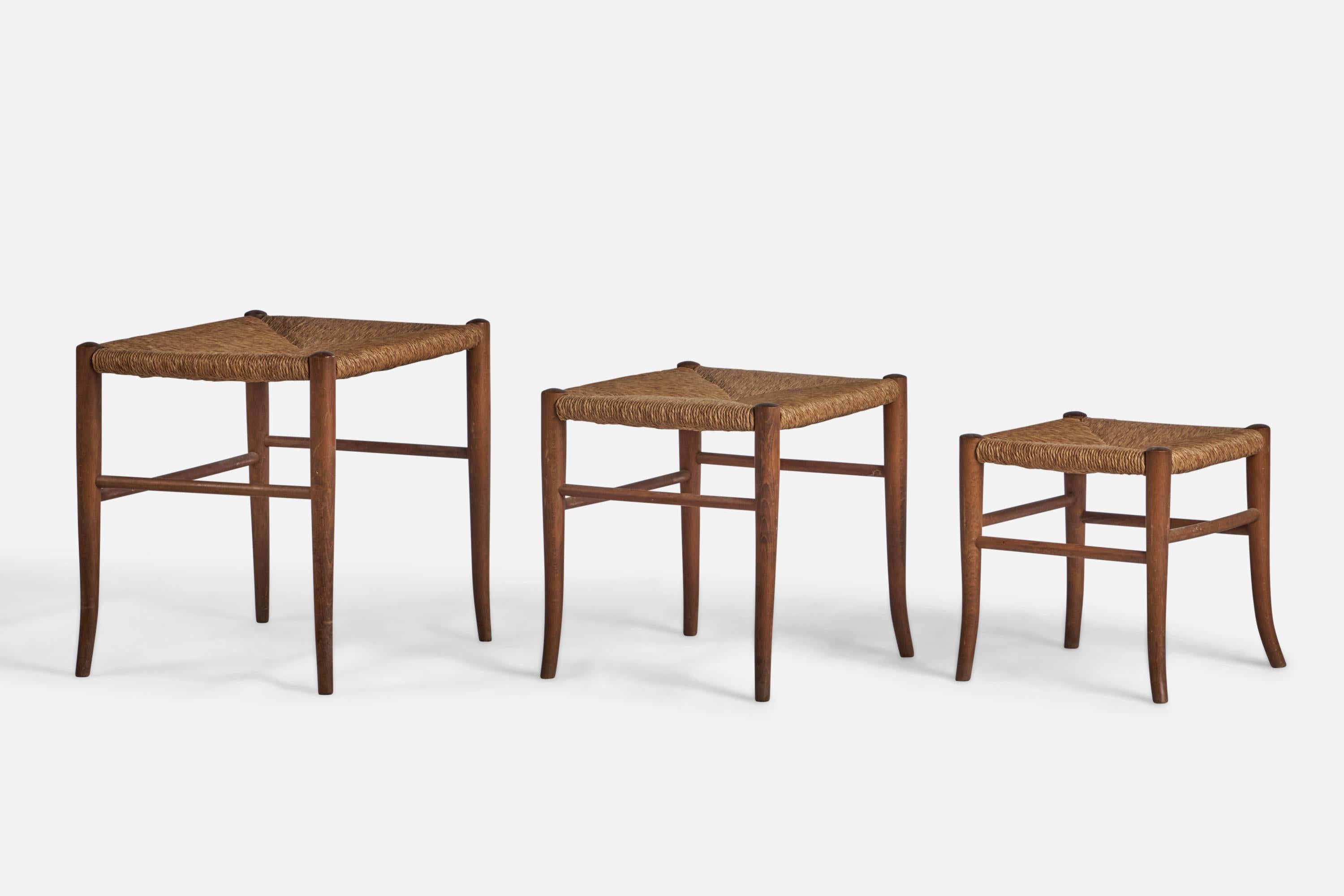 Italian Designer, Three Nesting Stools, Oak, Rush, Italy, 1940s In Good Condition For Sale In High Point, NC