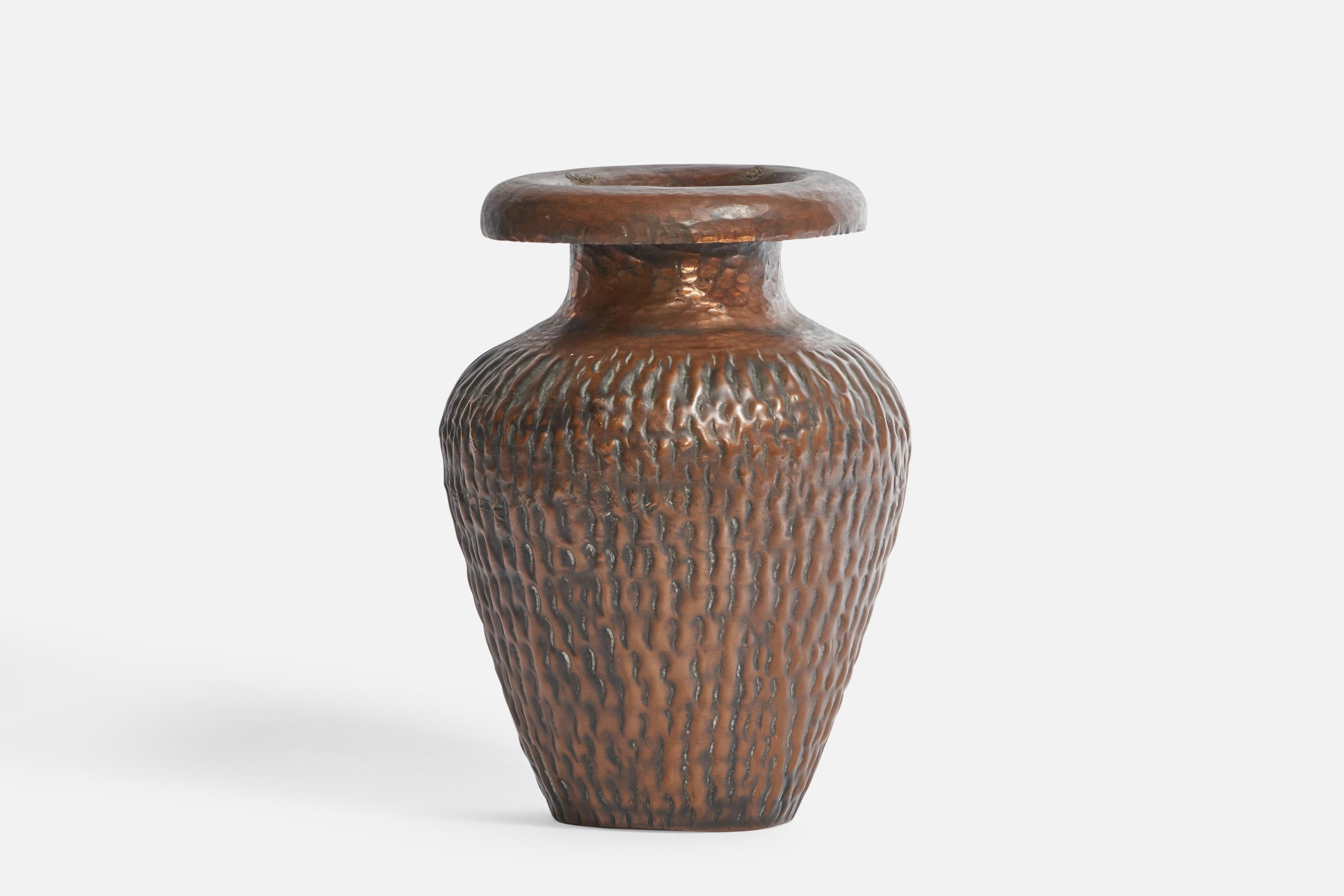 Vase en cuivre martelé conçu et produit en Italie, années 1930.