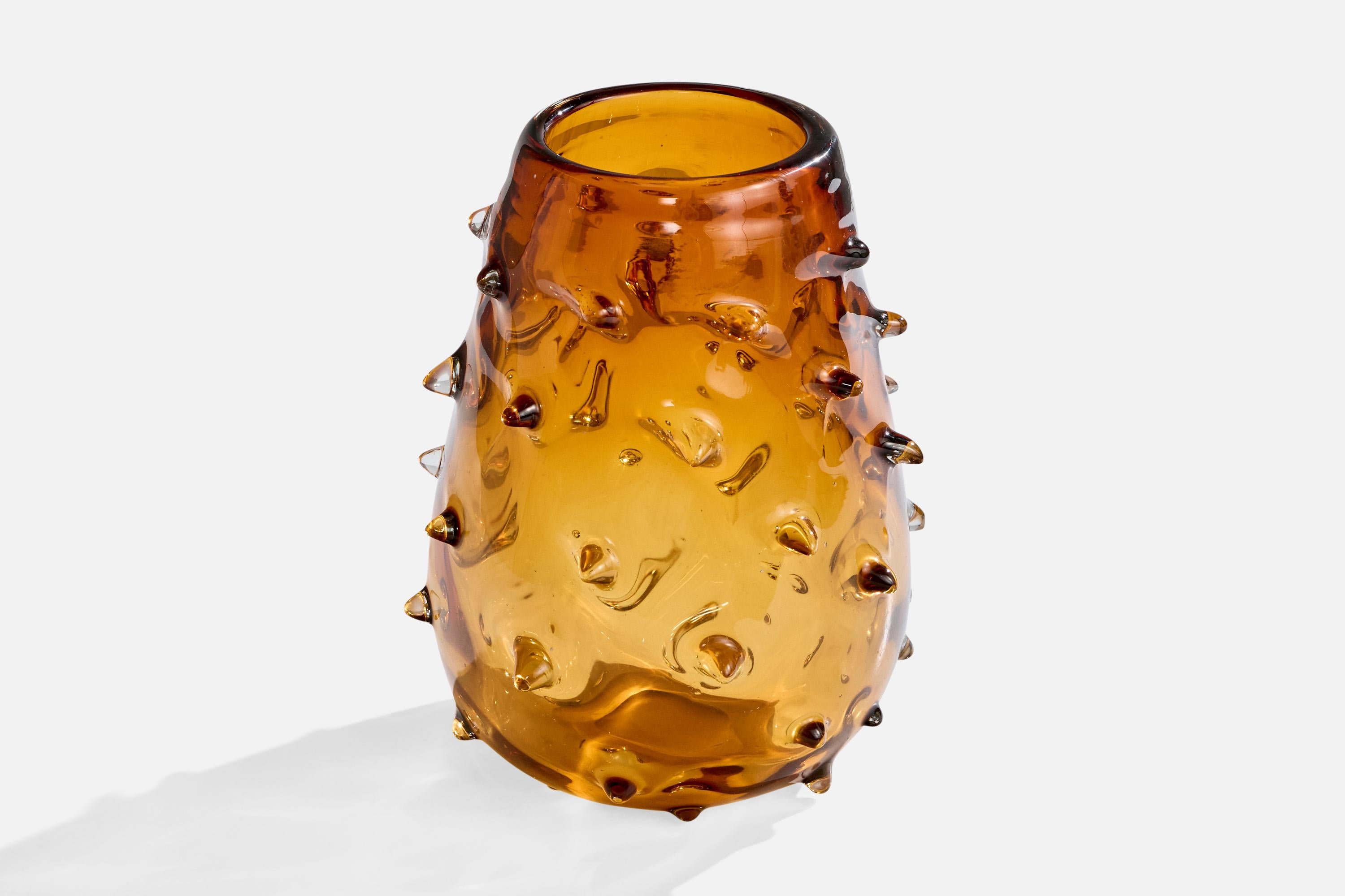 Un vaso in vetro di Murano di colore arancione probabilmente progettato e prodotto in Italia, negli anni '50 circa.

Dimensioni complessive (pollici): 8,0