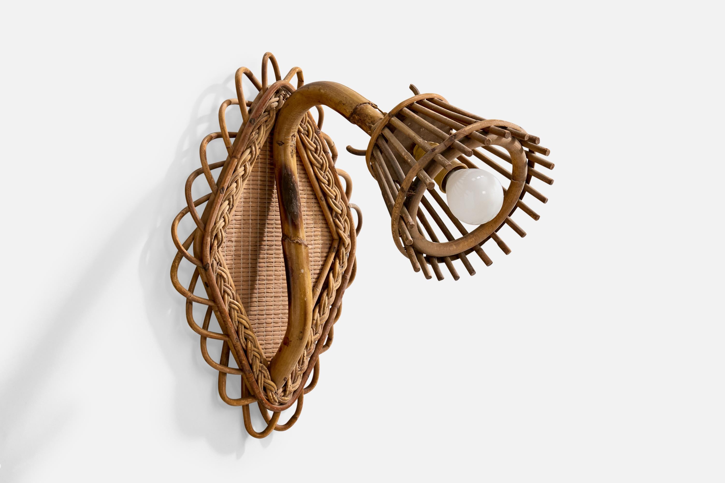 Aplique de bambú y ratán diseñado y fabricado en Italia, c. 1960.

Dimensiones totales (pulgadas): 13,55