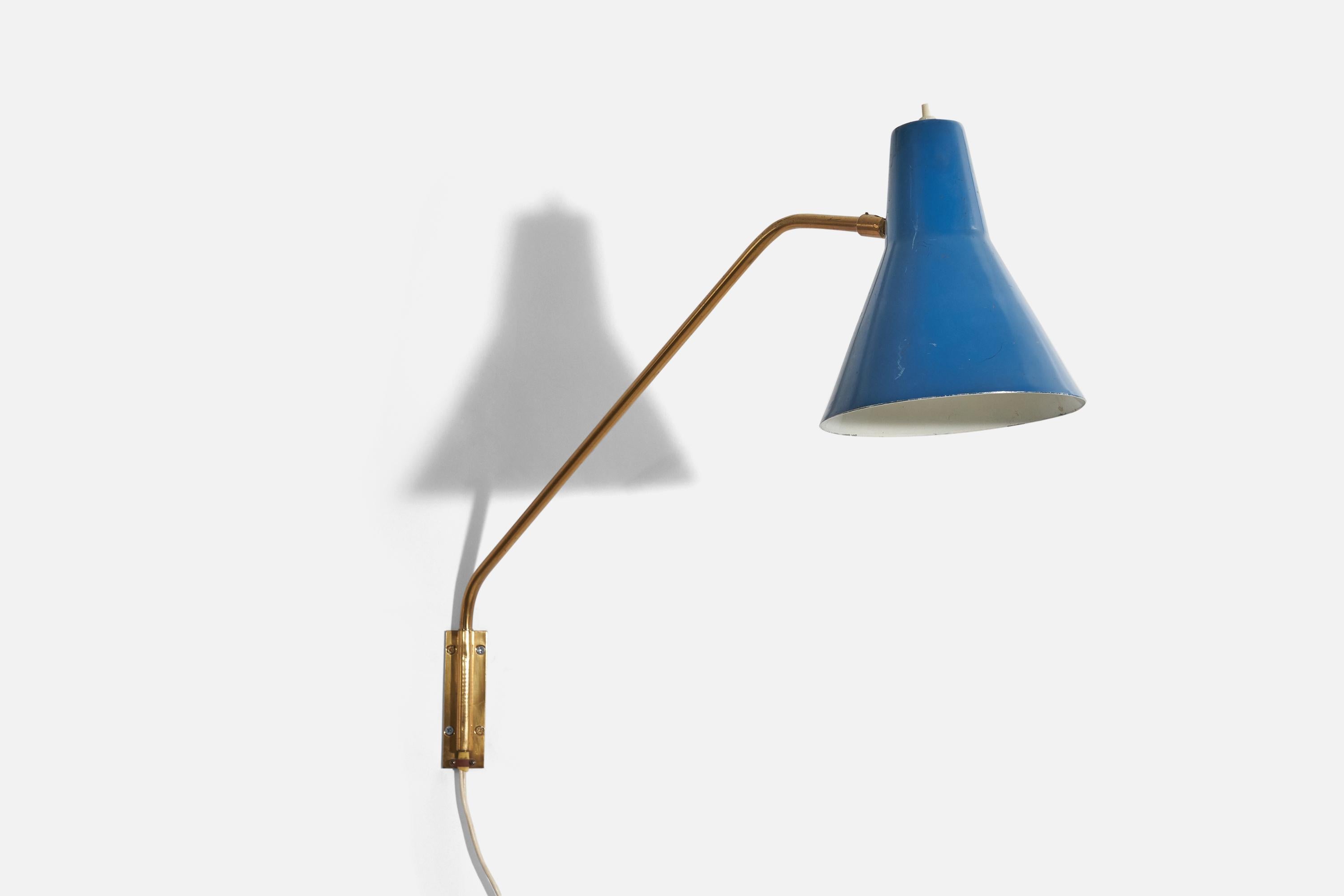 A brass and blue lacquered metal wall light, designed and produced in Italy, c. 1950s. 

Dimensions of back plate (inches) : 4.5625 x 1.375 x 0.125 (H x W x D)

Variable dimensions, measured as illustrated in the first image.