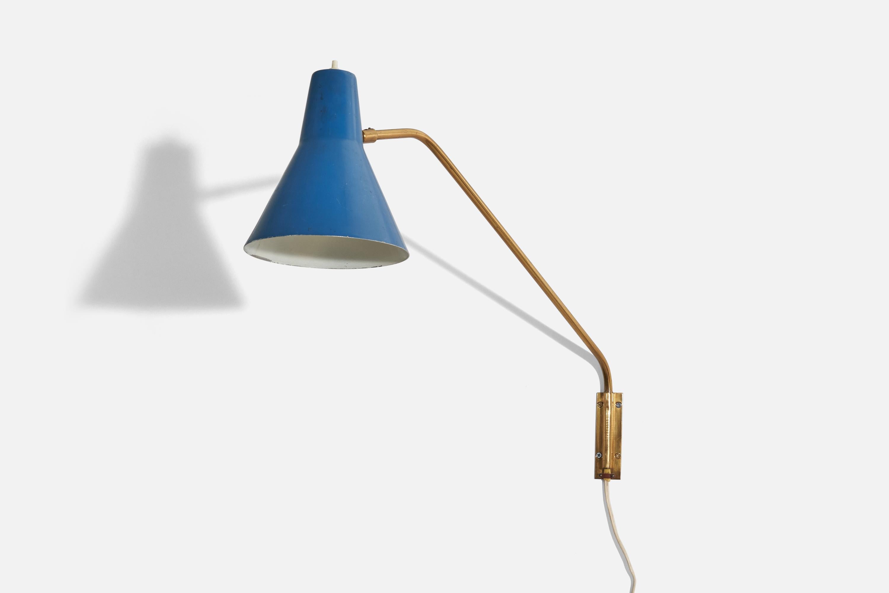 Diseñador italiano, aplique, latón, metal lacado azul, Italia, c. 1950 Moderno de mediados de siglo en venta