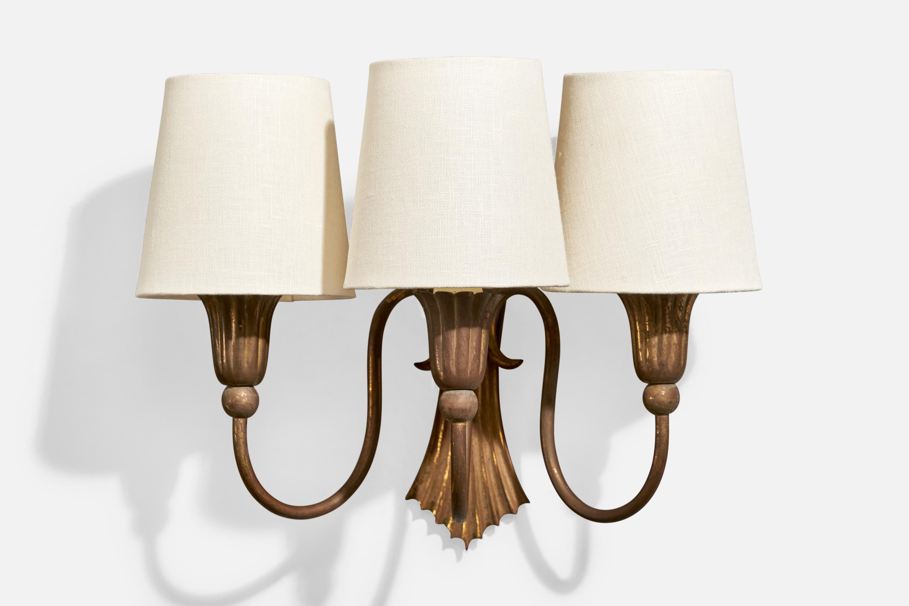 A brass and white fabric wall light designed and produced in Italy, c. 1930s.

Overall Dimensions (Inches): 8.25” H x 11.5” W x 7.75” D

Back Plate Dimensions (Inches): 8.75” H x 4” W x .15” D

Bulb Specifications: E-14 candle 

Number of Sockets