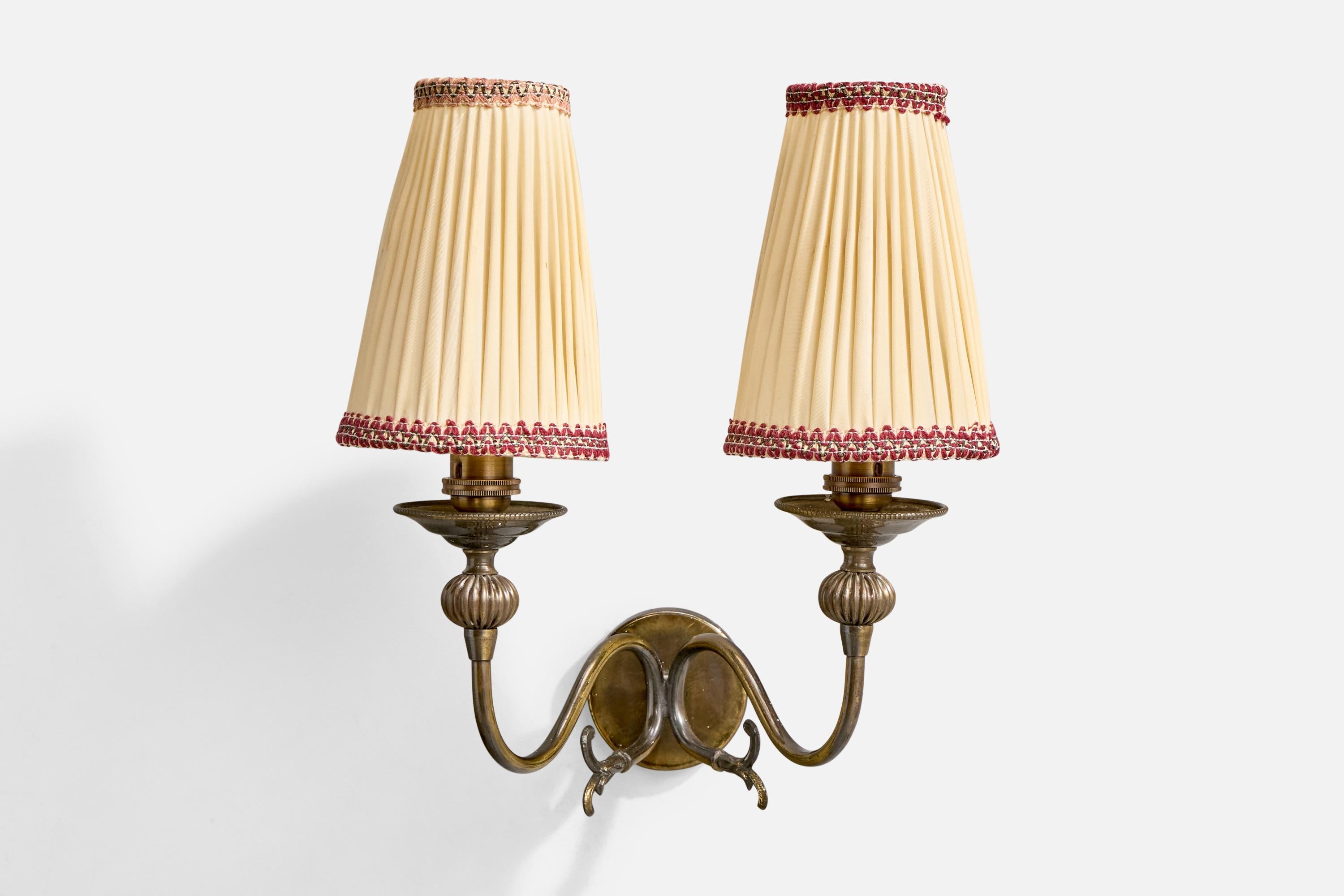 Aplique de latón y tela rosa amarillenta diseñado y fabricado en Italia, c. 1930.

El latón presenta una fuerte decoloración acorde con la edad y el uso

Dimensiones totales (pulgadas): 11,75