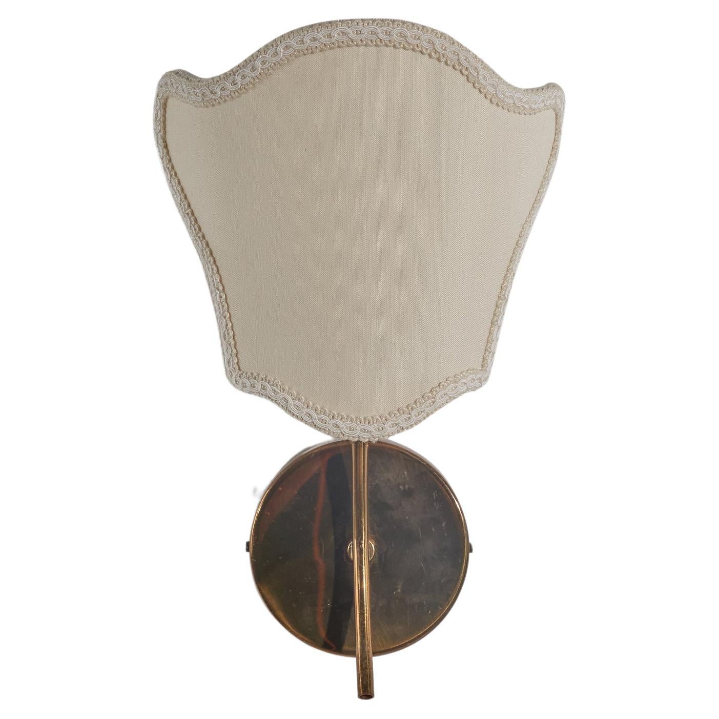 A brass and fabric wall light designed and produced in Italy, 1940s. 

Dimensions of back plate (inches) : 4.18 x 4.18 x 0.81 (H x W x D).
 