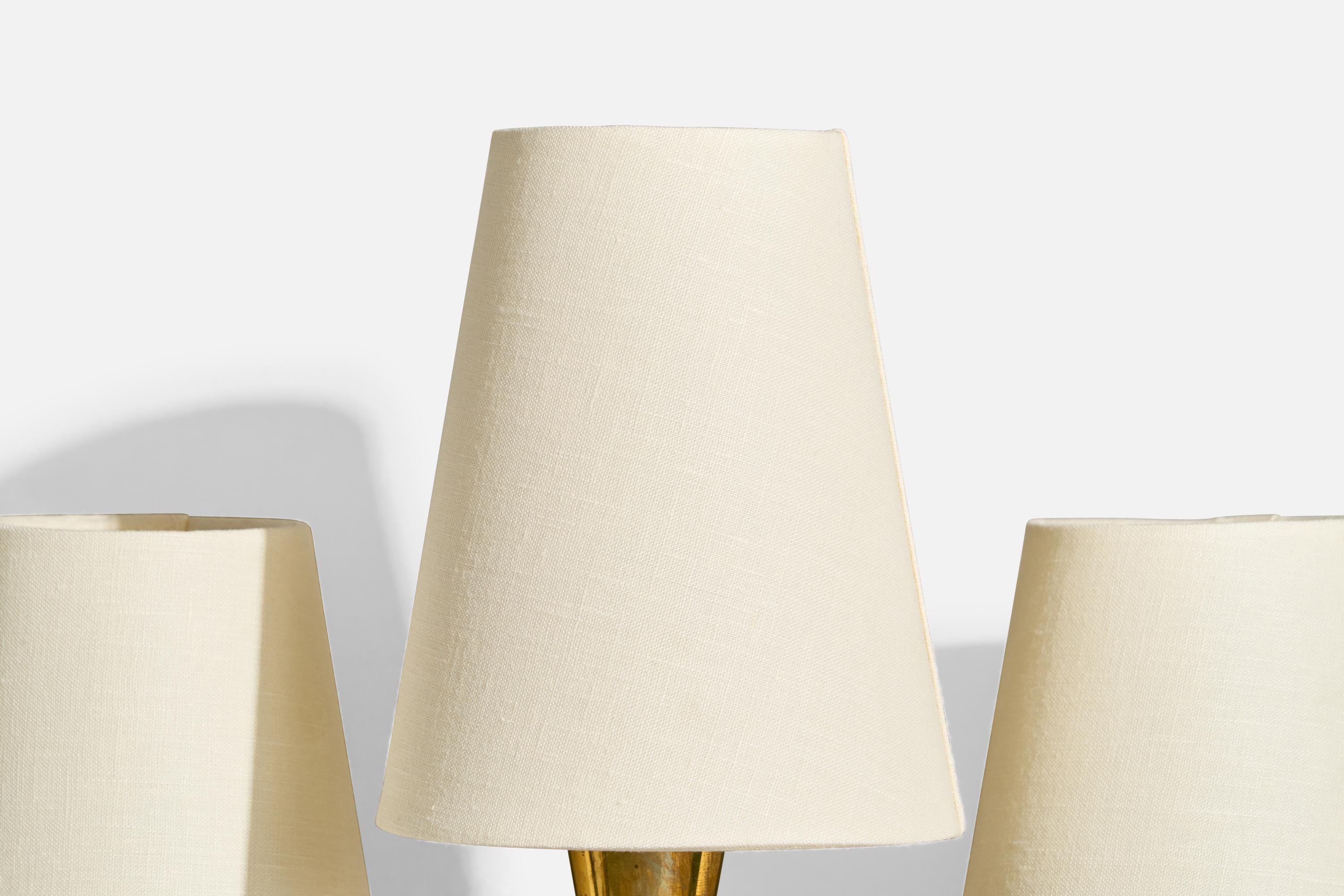 A brass and white fabric wall light designed and produced in Italy, c. 1940s.

Overall Dimensions (Inches): 15.75” H x 14” W x 9“ D

Back Plate Dimensions (Inches): 4.4” H x 4.75“ W x .4” D

Bulb Specifications: small Bayonet

Number of Sockets (per