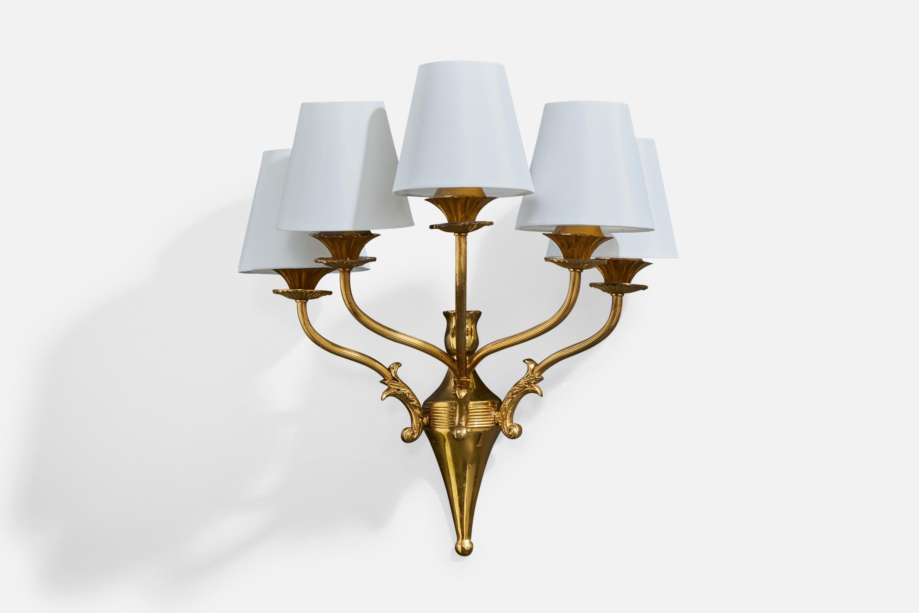 Aplique de latón y tela blanca probablemente diseñado y fabricado en Italia, c. década de 1940.

Ligera oxidación presente en todo el latón. Pantallas de lámpara nuevas

Dimensiones totales (en pulgadas): 2,0 