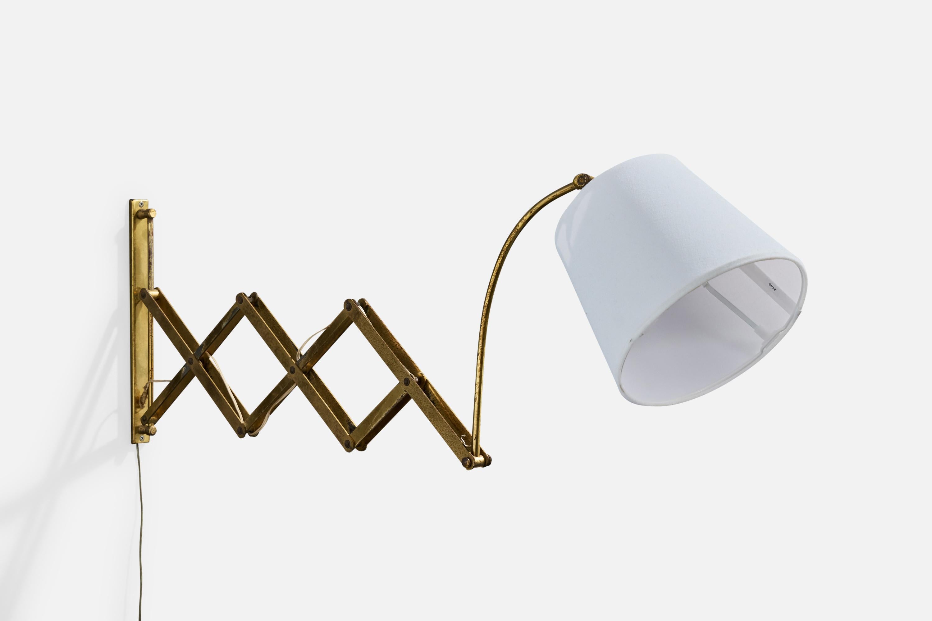 Un'applique regolabile in ottone e tessuto bianco progettata e prodotta in Italia, negli anni '40 circa.

Ossidazione molto pesante in tutto l'ottone.

Dimensioni complessive (pollici): 11,0 