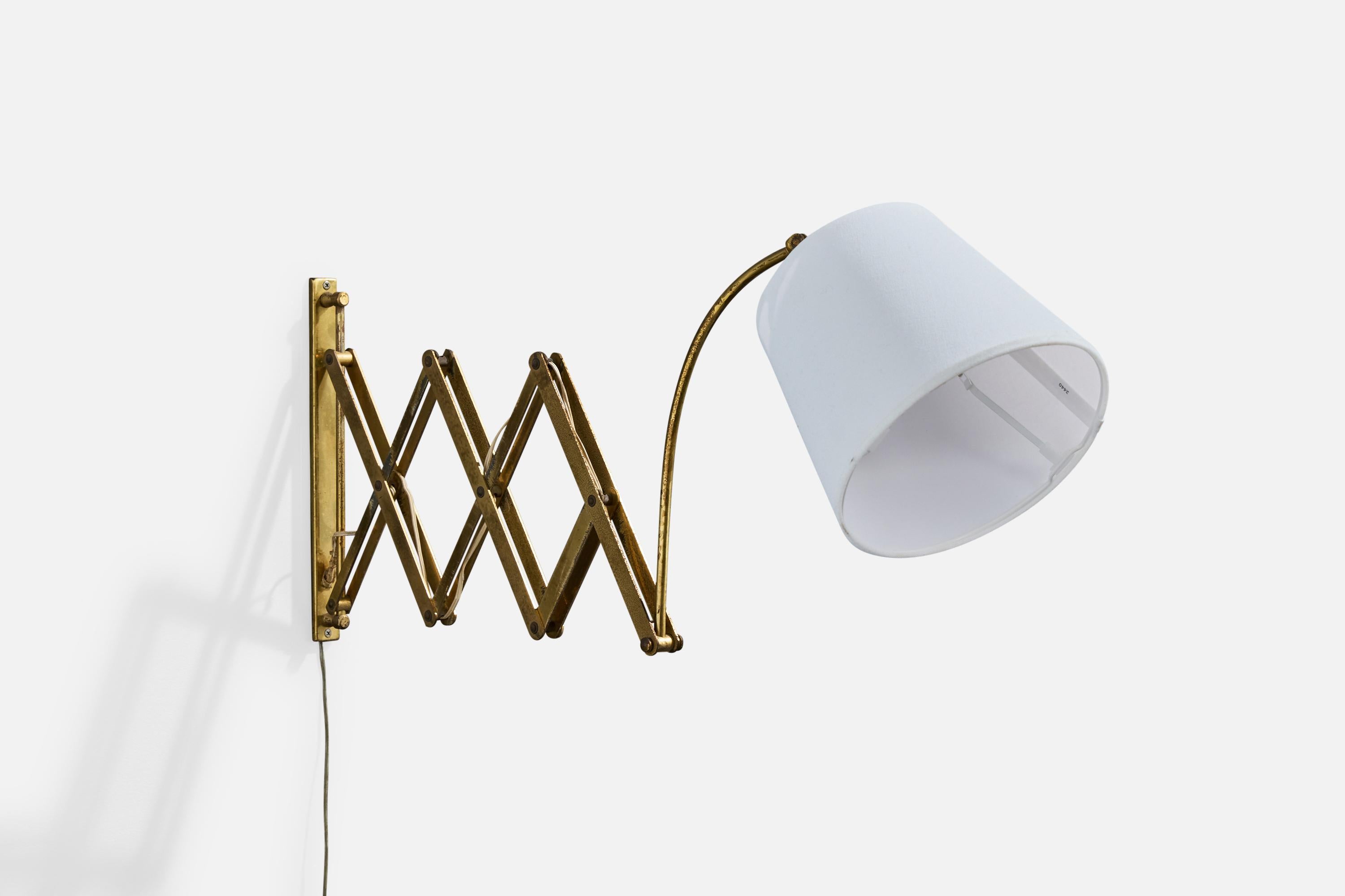 Italiano Lampada da parete di design italiano, ottone, tessuto, Italia, anni '40 in vendita