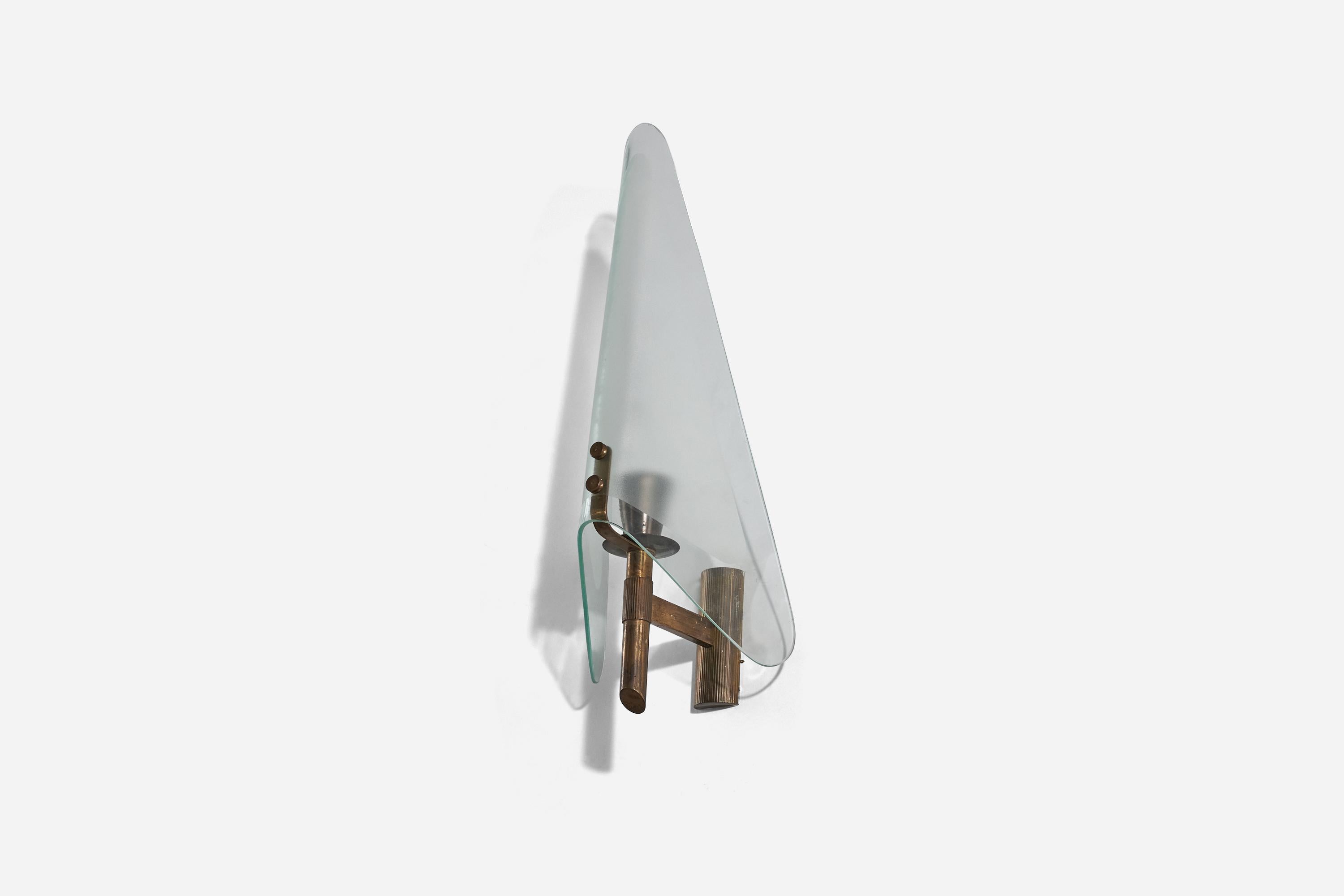 Eine Wandleuchte aus Messing und Glas, entworfen und hergestellt in Italien, 1940er Jahre. 

Abmessungen der Rückwand (Zoll): 3,75 x 1,31 x 0,62 (H x B x T).