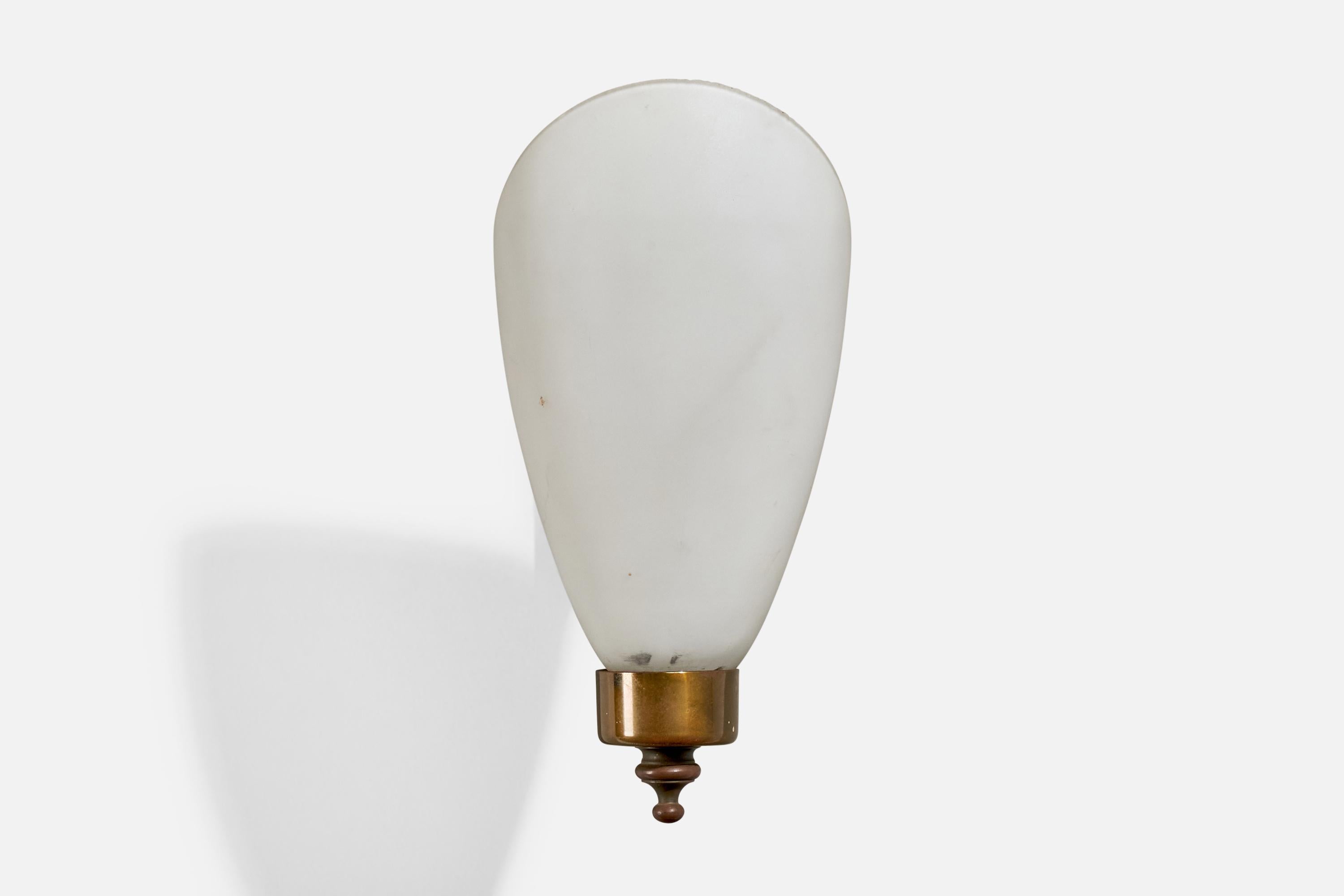 Italian Designer, Wall Light, Brass, Glass, Italy, 1940s In Good Condition For Sale In High Point, NC