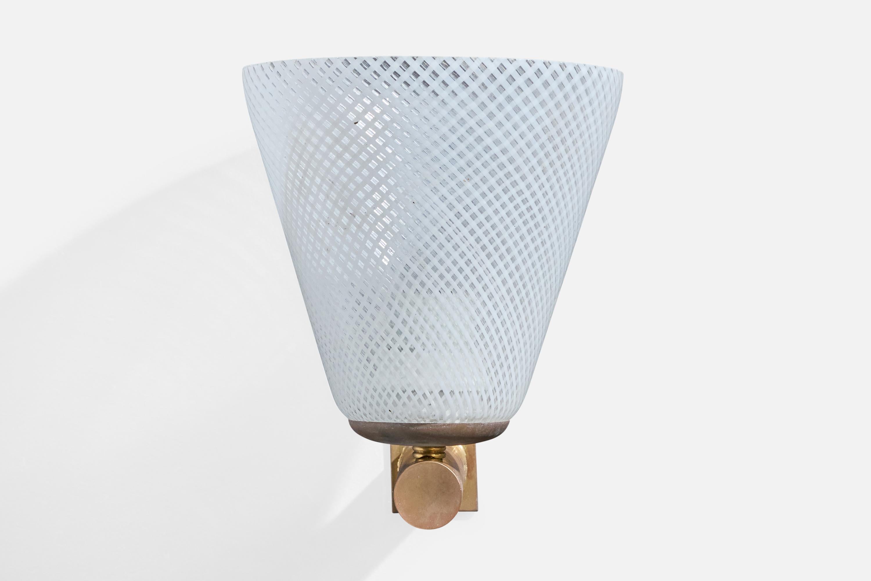 Italiano Lampada da parete di design italiano, ottone, vetro, Italia, anni '1940 in vendita