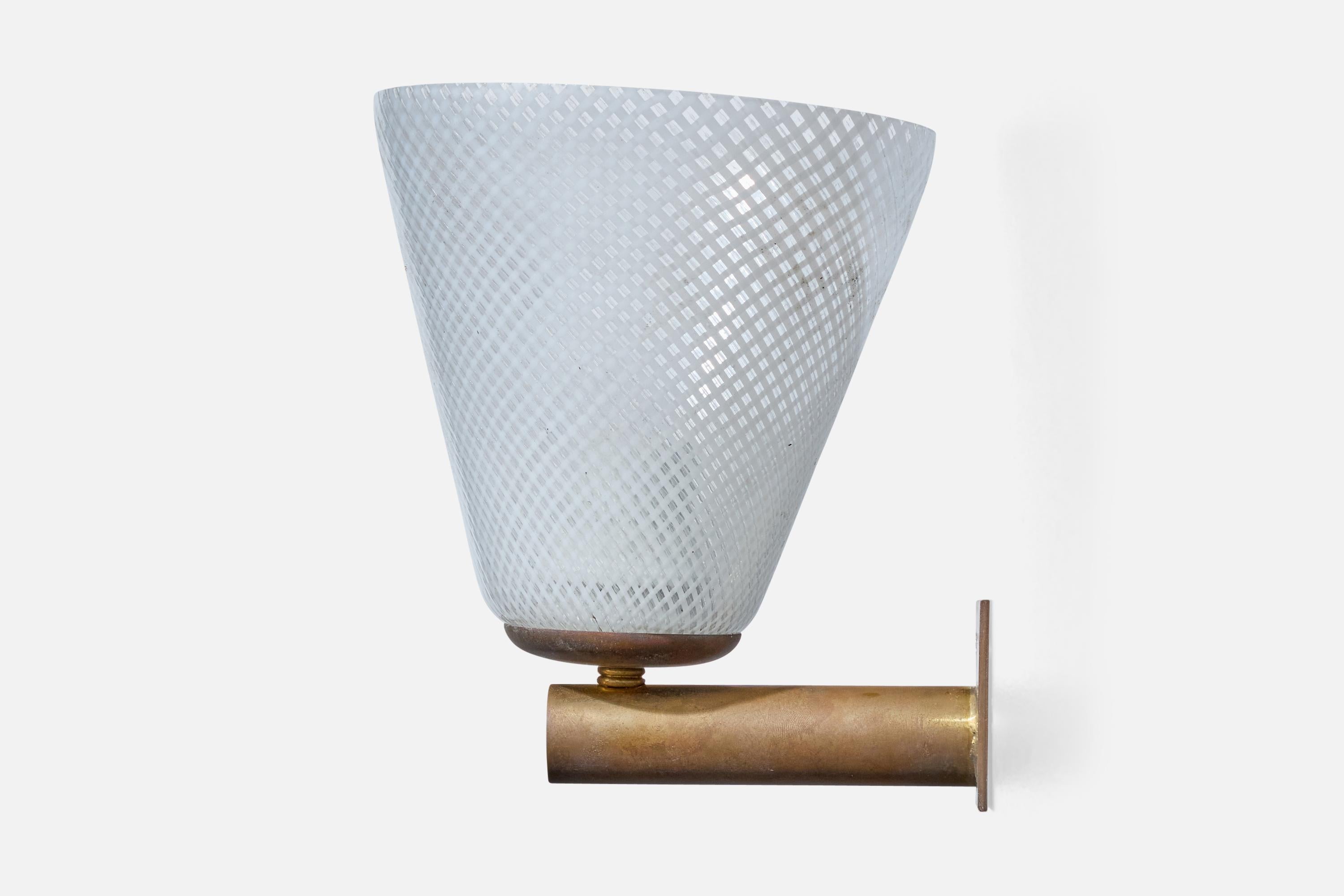 Lampada da parete di design italiano, ottone, vetro, Italia, anni '1940 In condizioni buone in vendita a High Point, NC