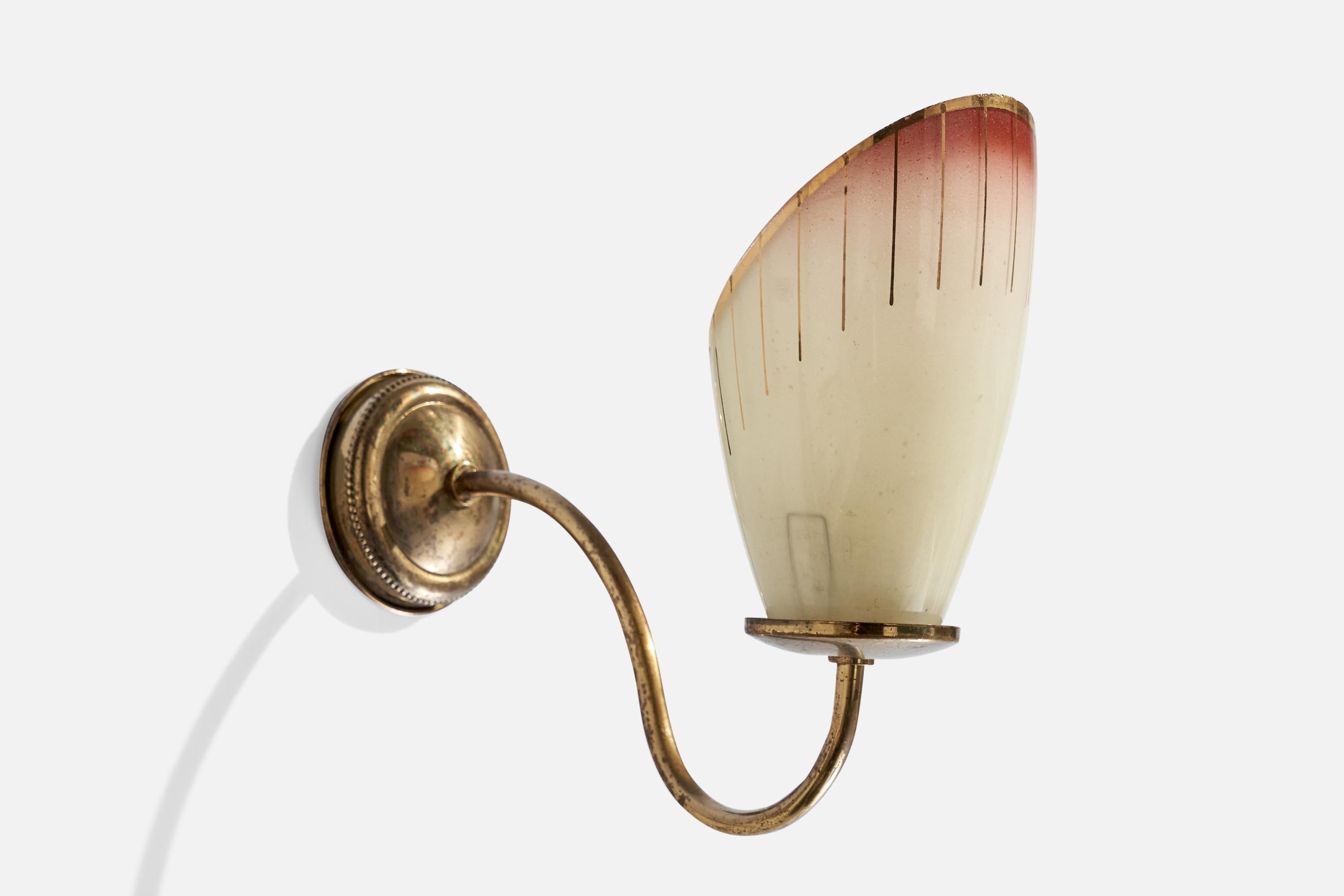 Aplique de latón y cristal opalino dorado diseñado y fabricado en Italia, c. 1950.

Dimensiones totales (pulgadas): 8,125