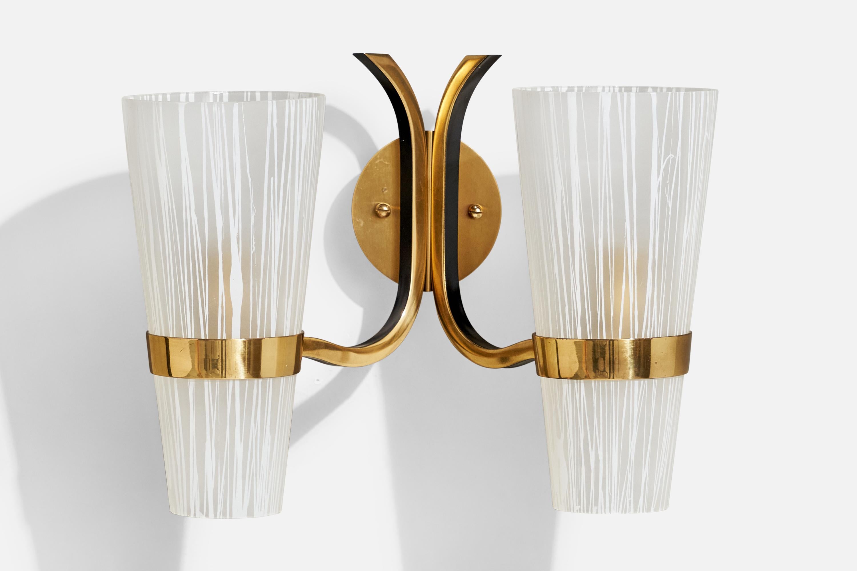 Applique en laiton et verre gravé, conçue et produite en Italie, C.1950.

Dimensions globales (pouces) : 9