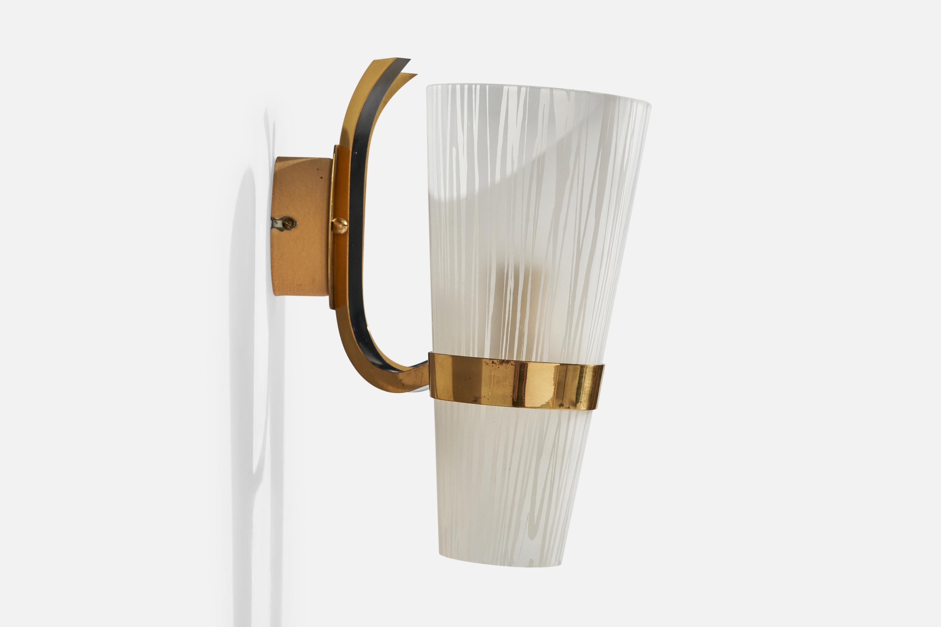 Milieu du XXe siècle Designer italien, applique murale, laiton, verre, Italie, années 1950 en vente