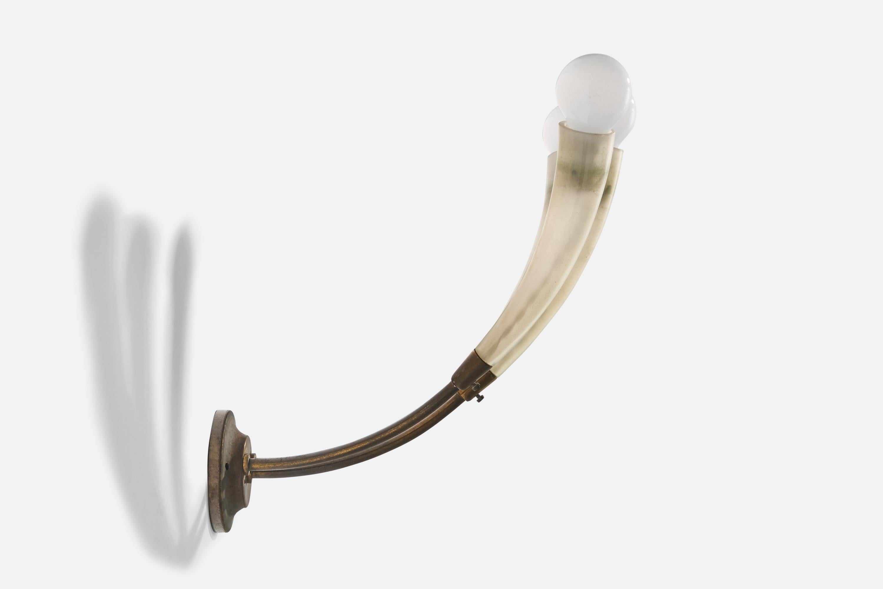 Italian Designer, Wall Light, Brass, Glass, Italy, 1950s In Good Condition For Sale In High Point, NC