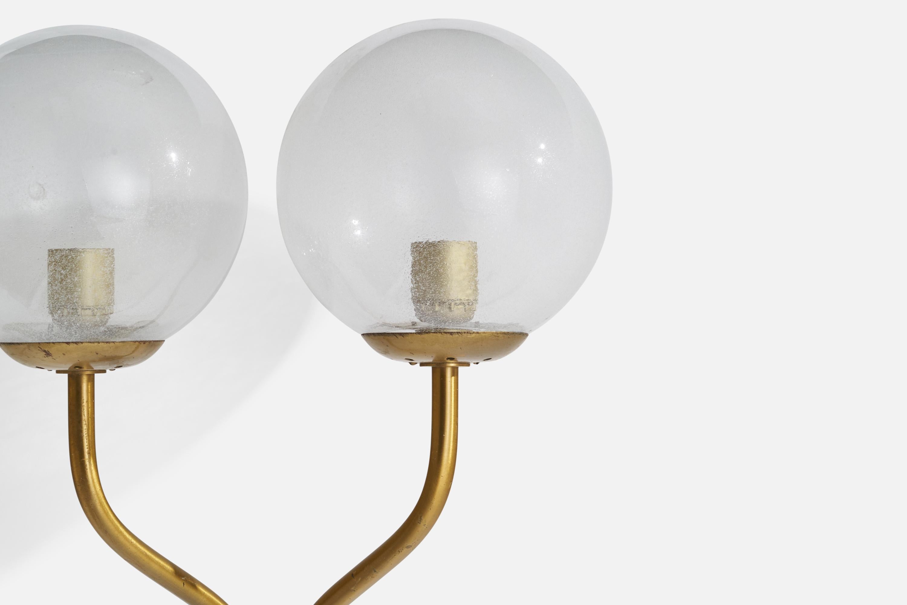 Italienische Designerin, Wandleuchte, Messing, Glas, Italien, 1950er Jahre im Zustand „Gut“ im Angebot in High Point, NC