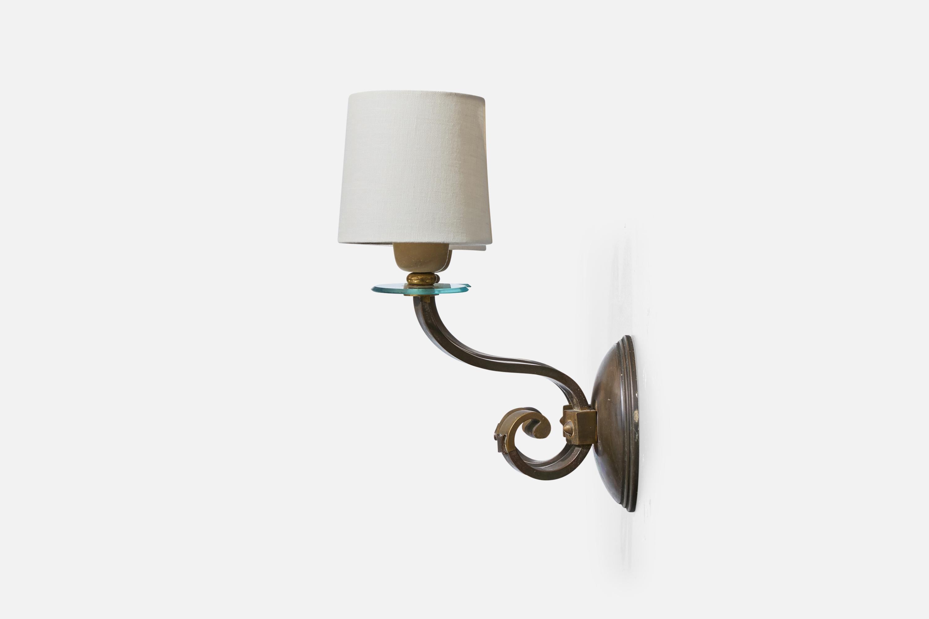 Designer italien, applique murale, laiton, verre, métal, tissu, Italie, années 1930 Bon état - En vente à High Point, NC