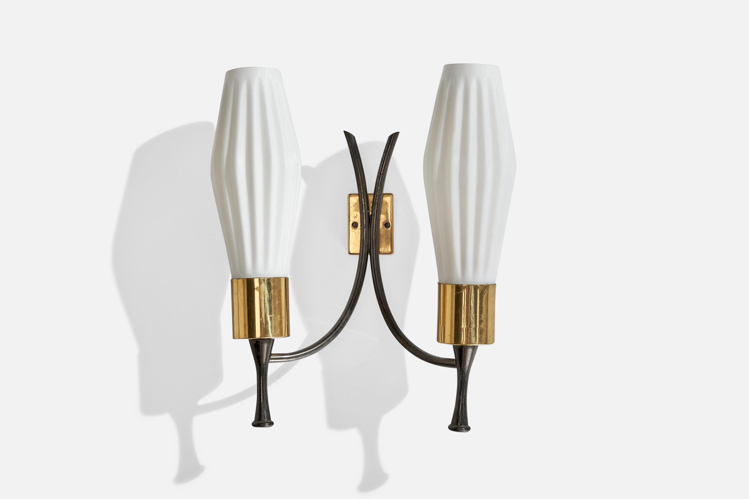 Applique a due bracci in ottone, metallo e vetro opalino progettata e prodotta in Italia, anni '50 circa.

Dimensioni complessive (pollici): 11,75