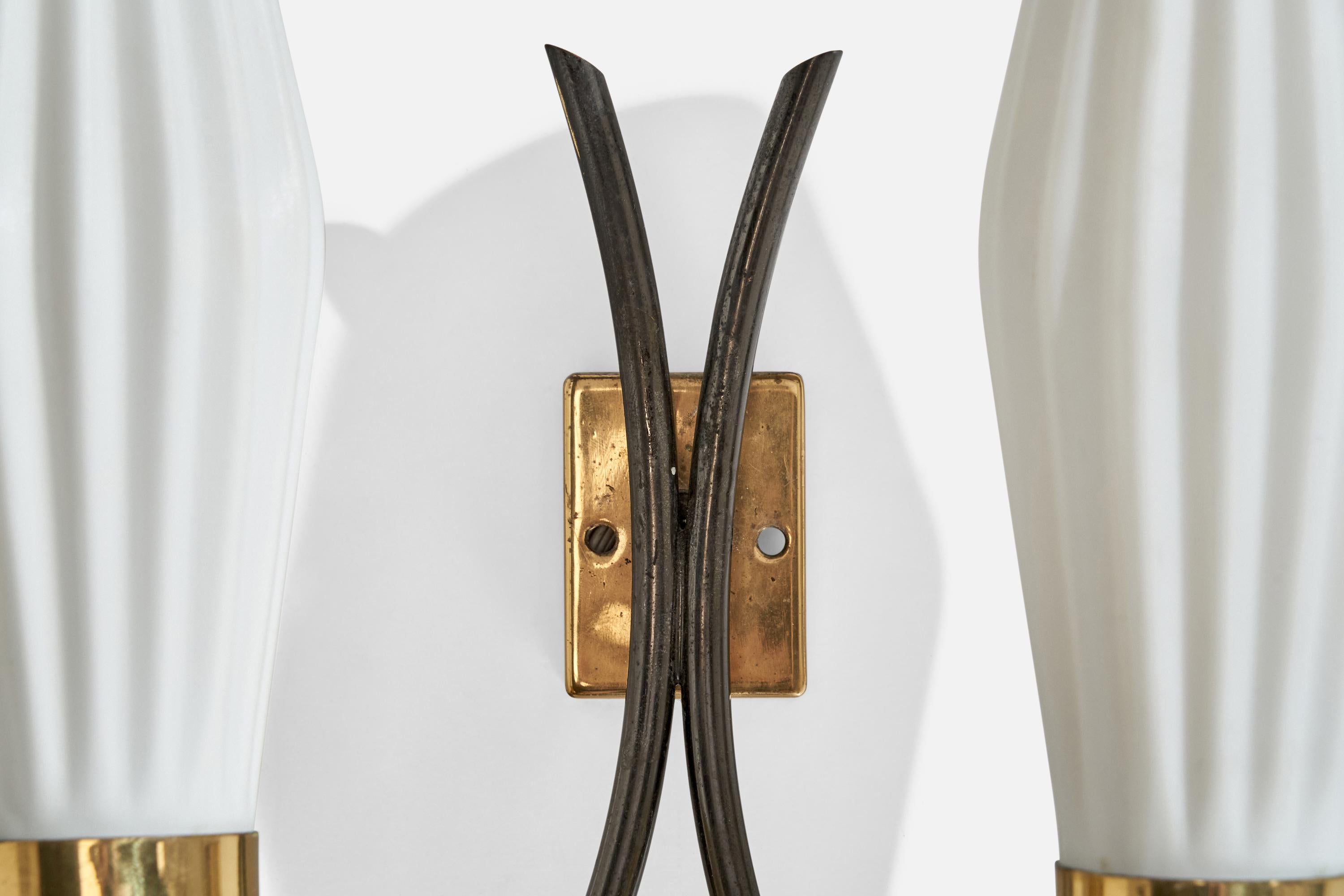 Lampada da parete di design italiano, ottone, vetro, metallo, Italia, anni '50 In condizioni buone in vendita a High Point, NC