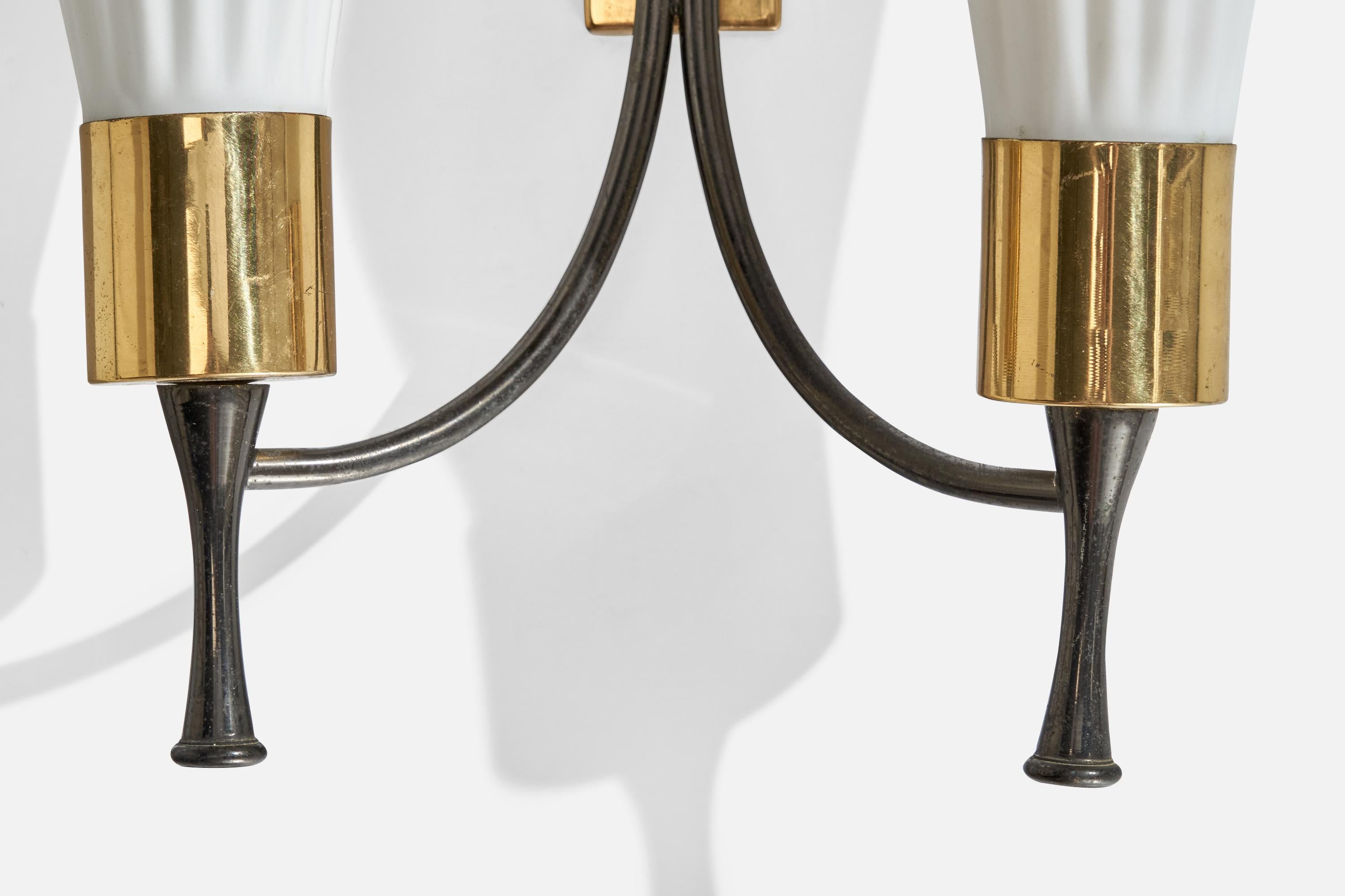 Metà XX secolo Lampada da parete di design italiano, ottone, vetro, metallo, Italia, anni '50 in vendita