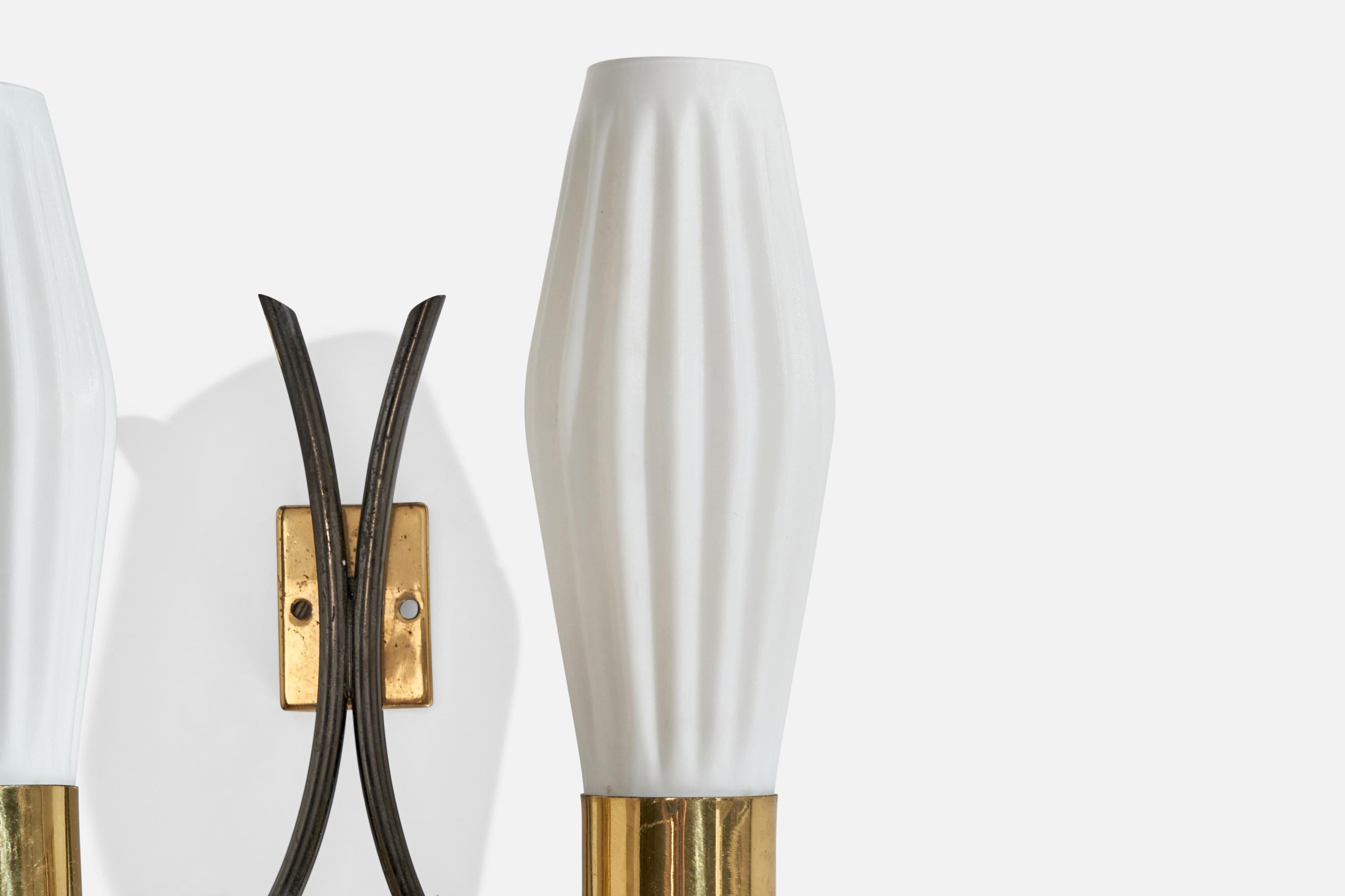 Metallo Lampada da parete di design italiano, ottone, vetro, metallo, Italia, anni '50 in vendita
